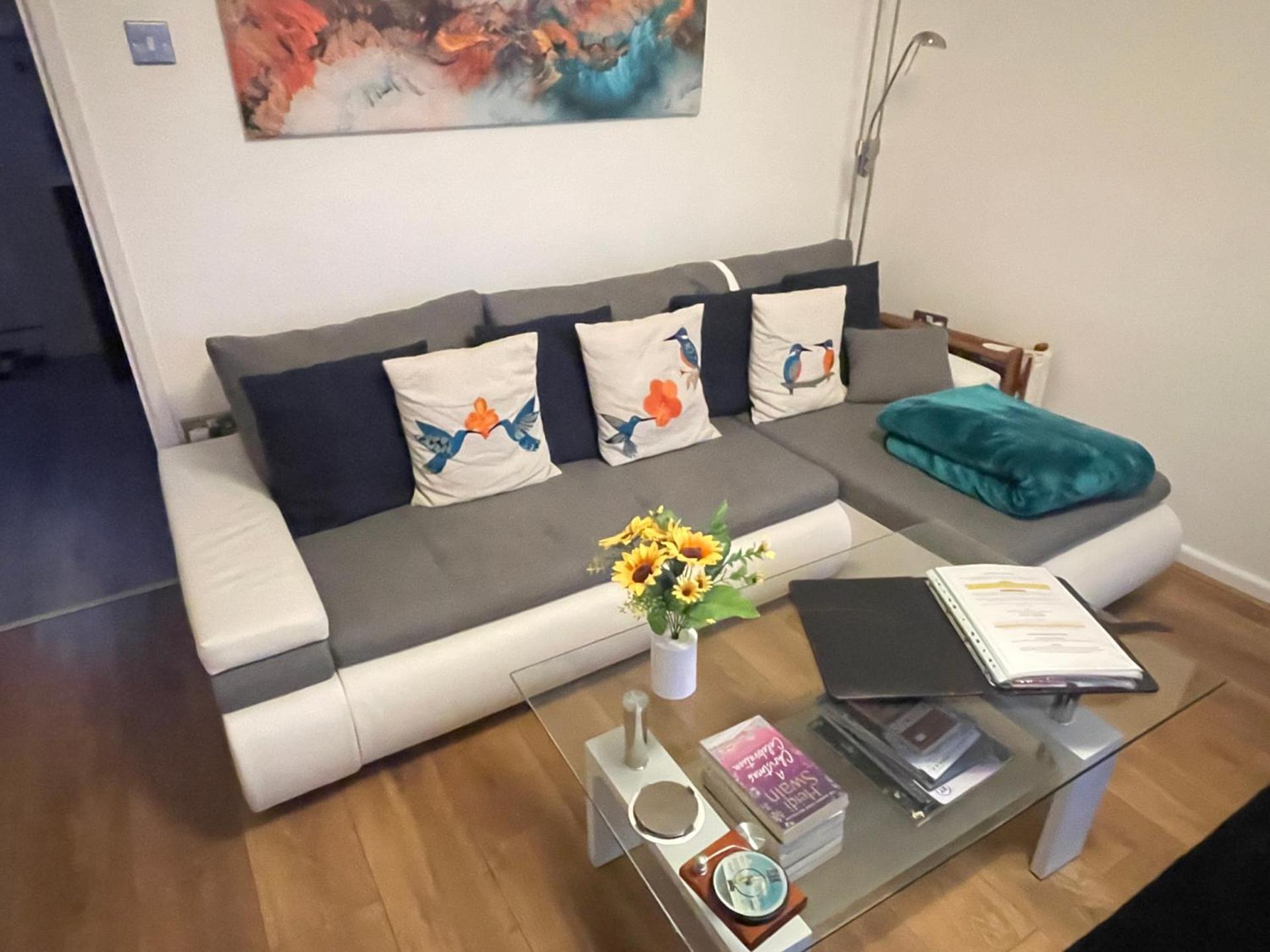 Riverside 2 Bedroom Townhouse with Car Charger