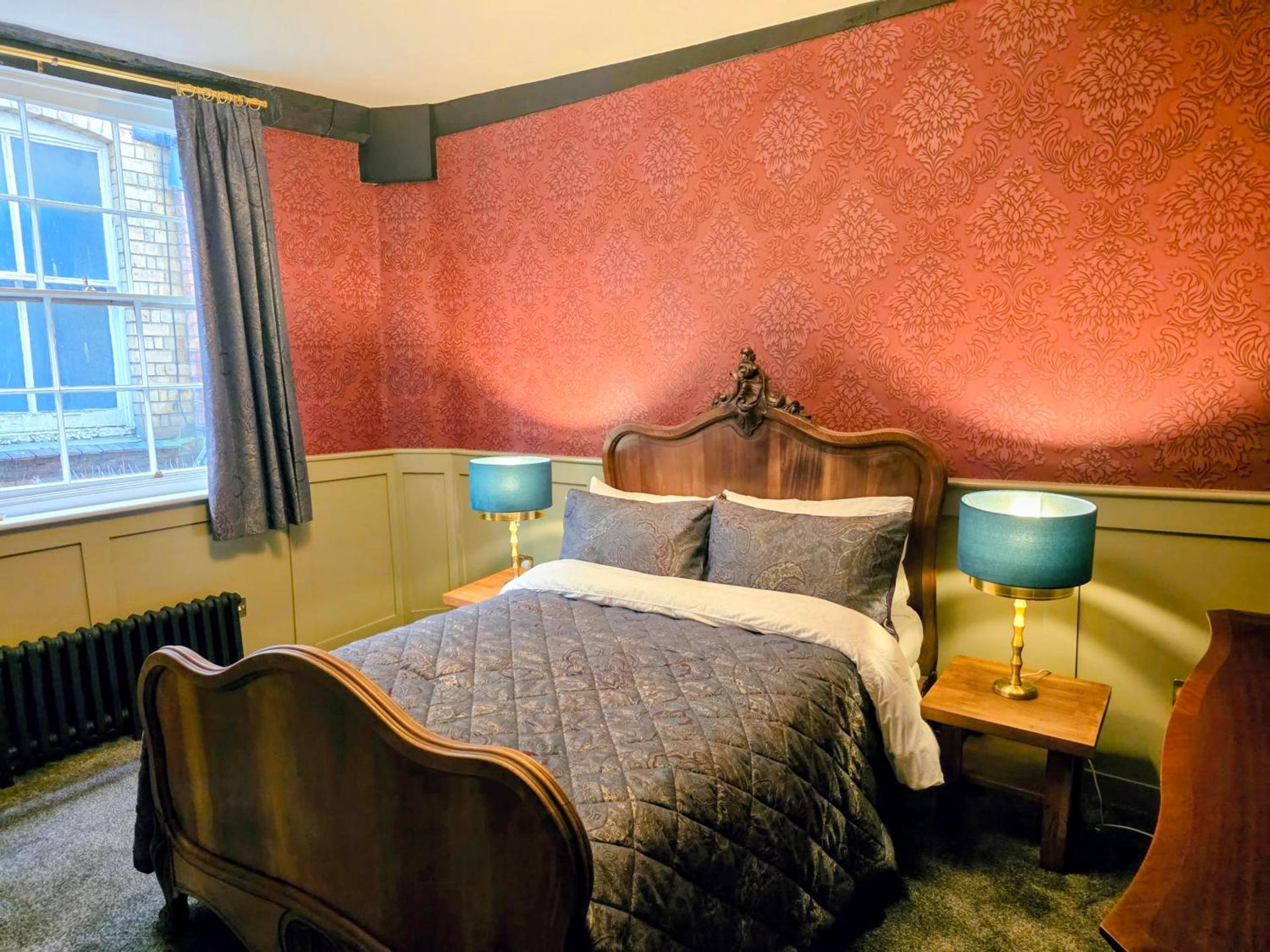 The New Inn by Roomsbooked