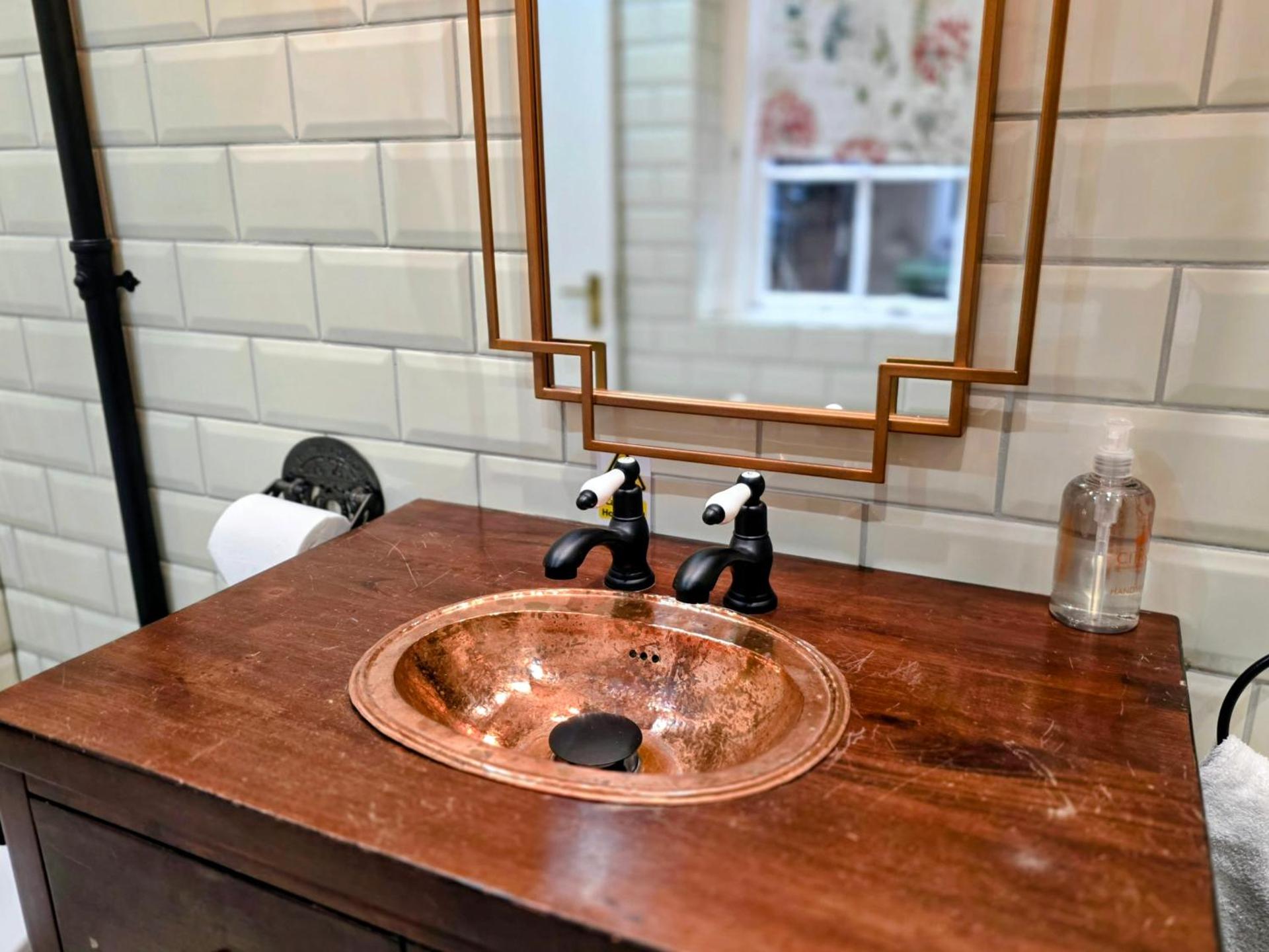 The New Inn by Roomsbooked