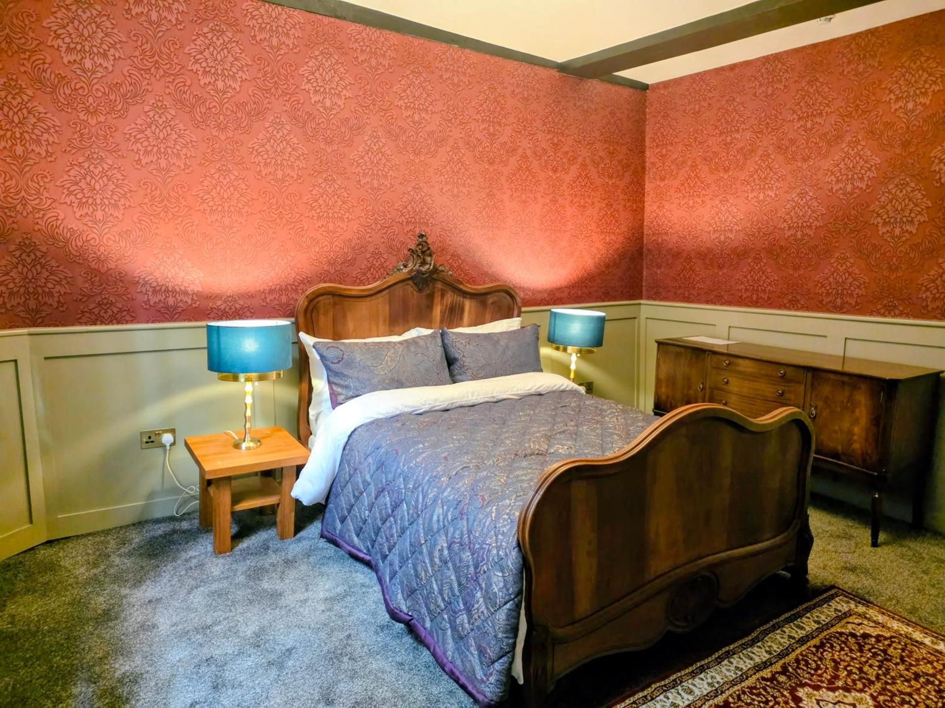 The New Inn by Roomsbooked