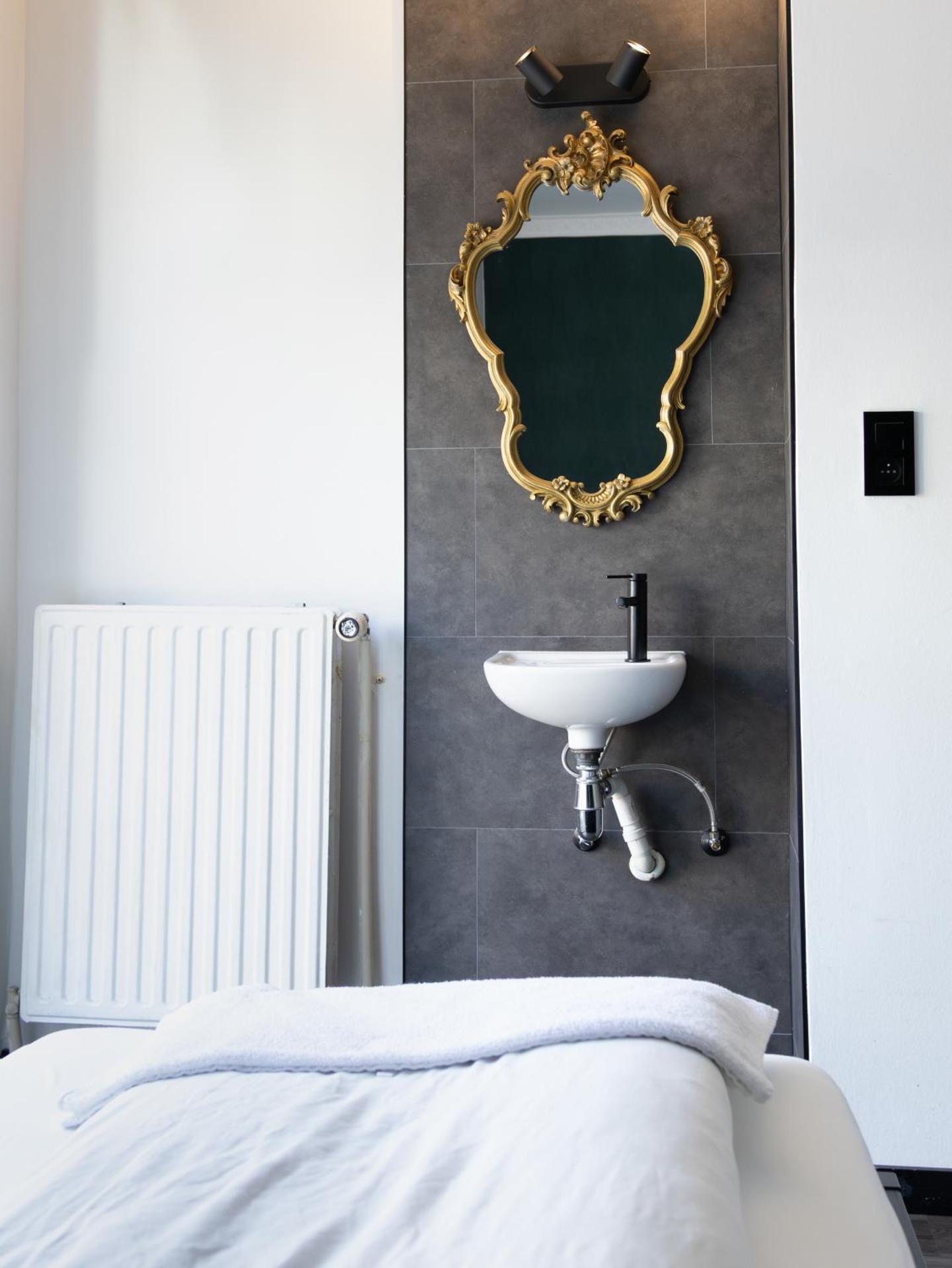 Single Room with Shared Bathroom