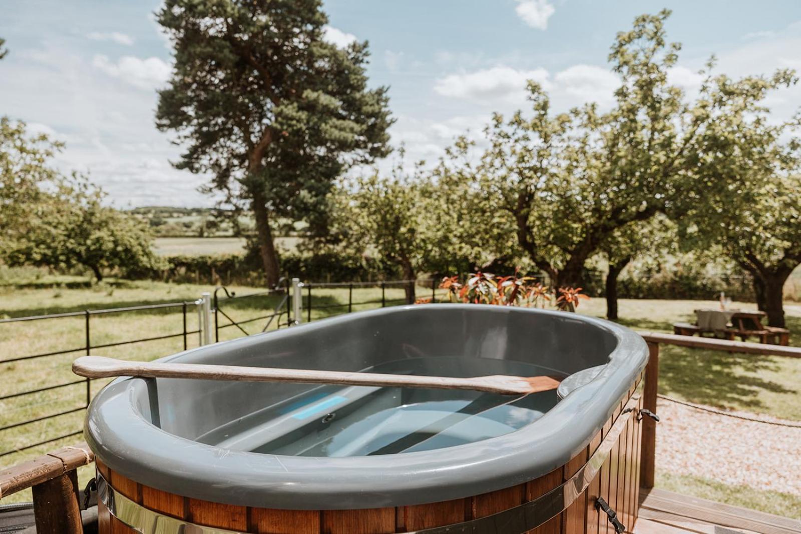 Secluded Cosy Luxury Pod with wood fired hot tub