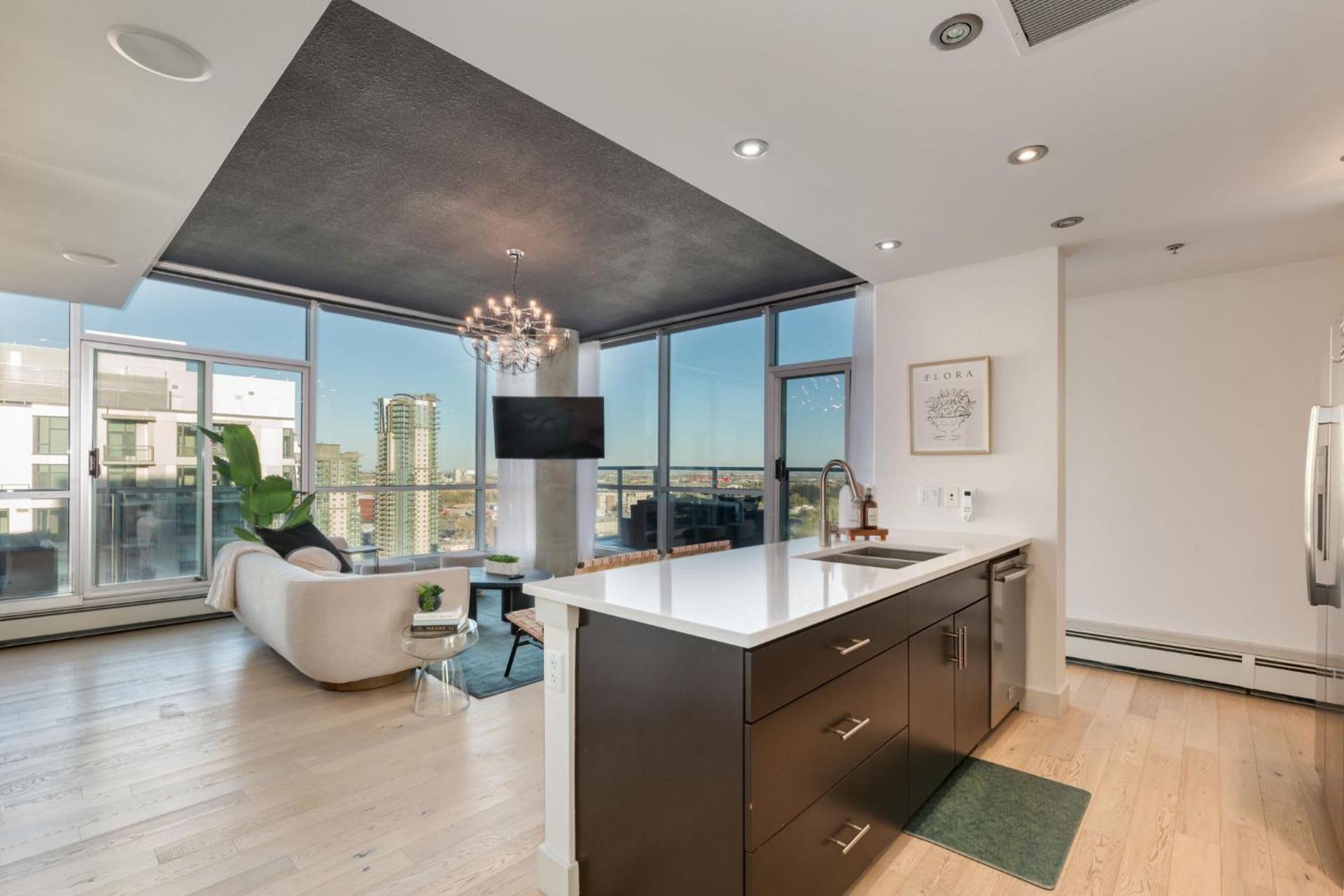 2 Storey Penthouse Panoramic Views Parking Stampede