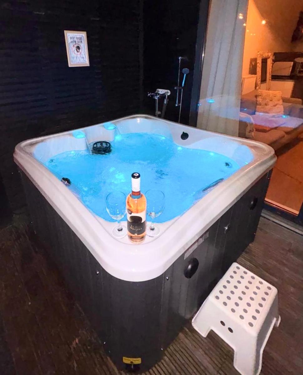 Family house with garden & jacuzzi & sauna near Amsterdam