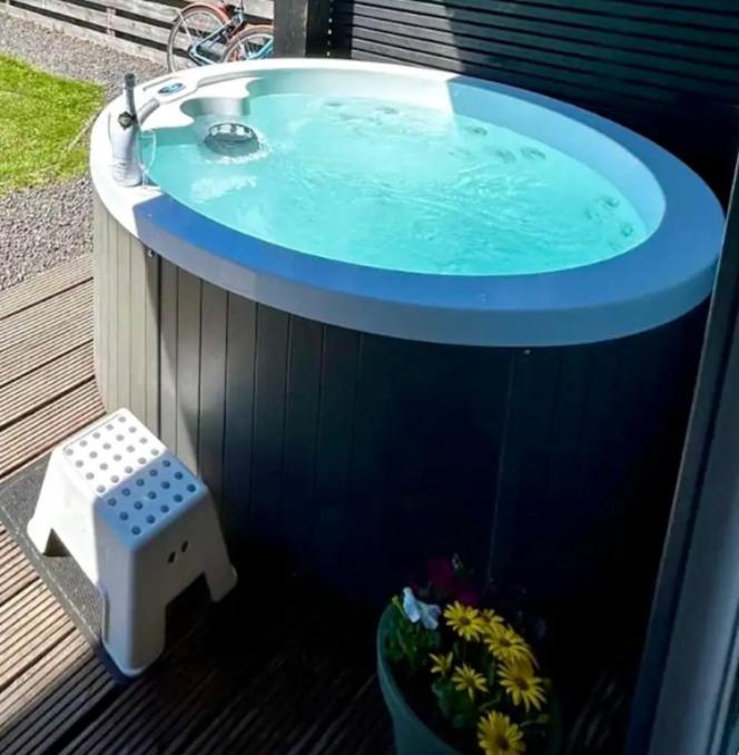 Cozy tiny house with jacuzzi , garden and free parking near Amsterdam