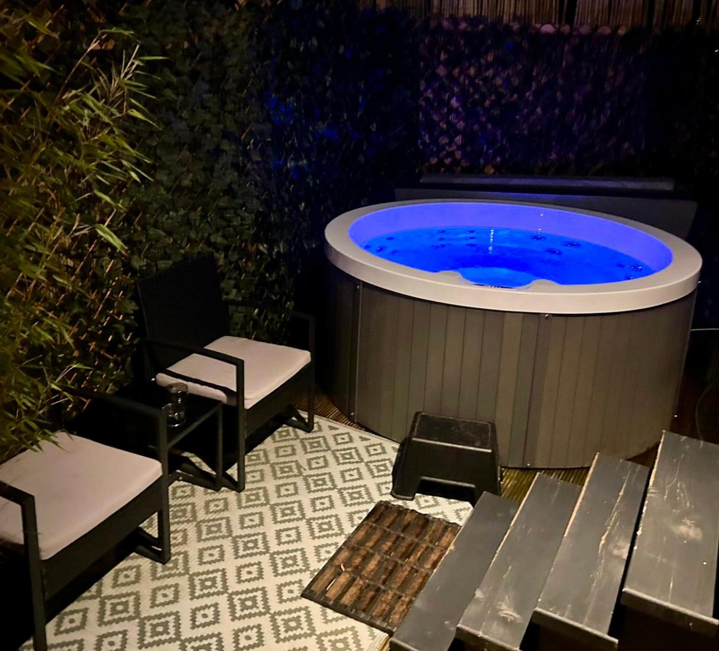 Cozy tiny house with jacuzzi , garden and free parking near Amsterdam