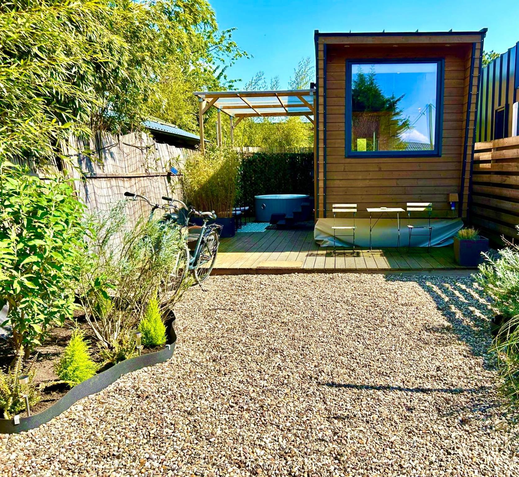 Cozy tiny house with jacuzzi , garden and free parking near Amsterdam