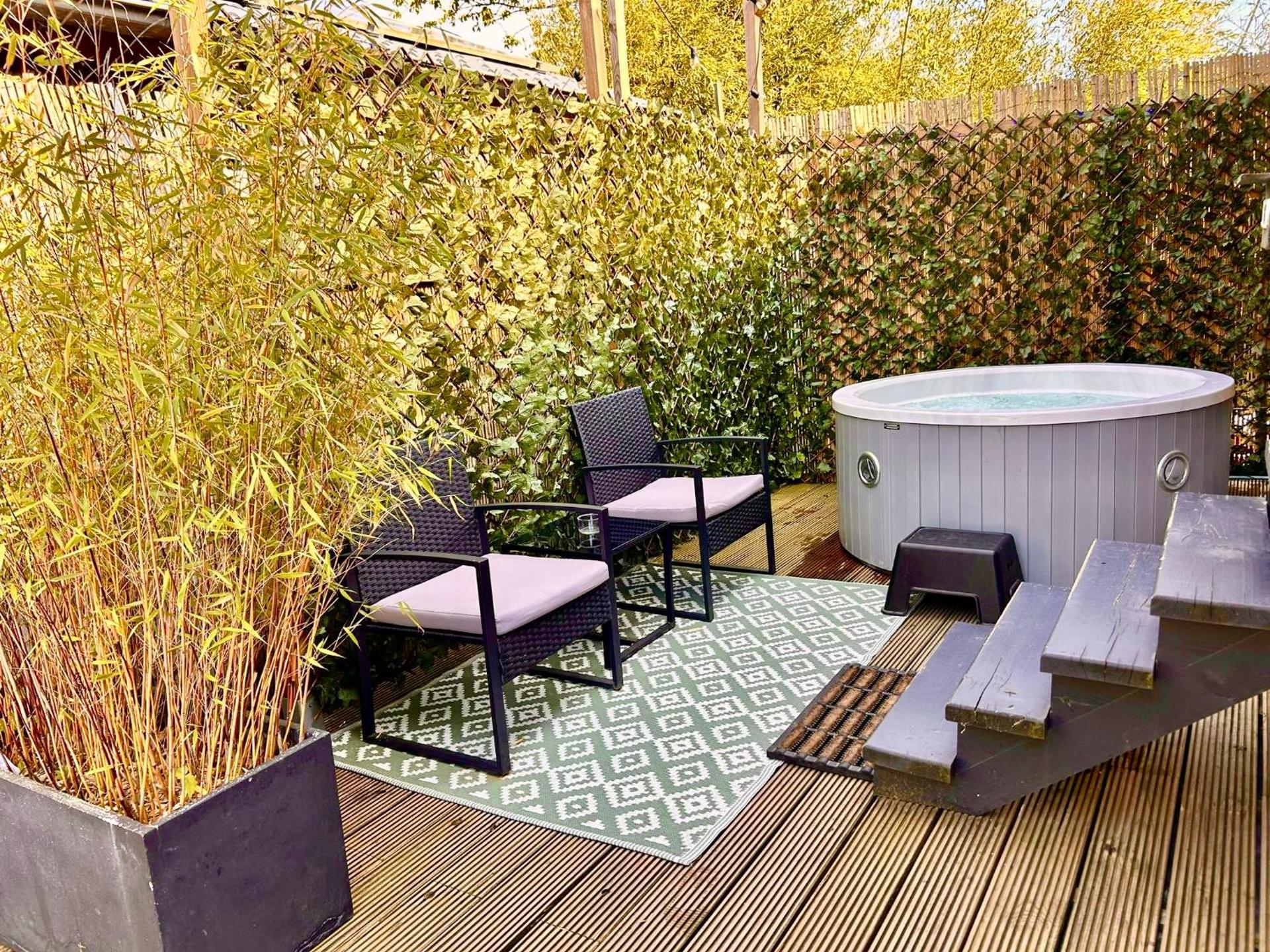 Cozy tiny house with jacuzzi , garden and free parking near Amsterdam