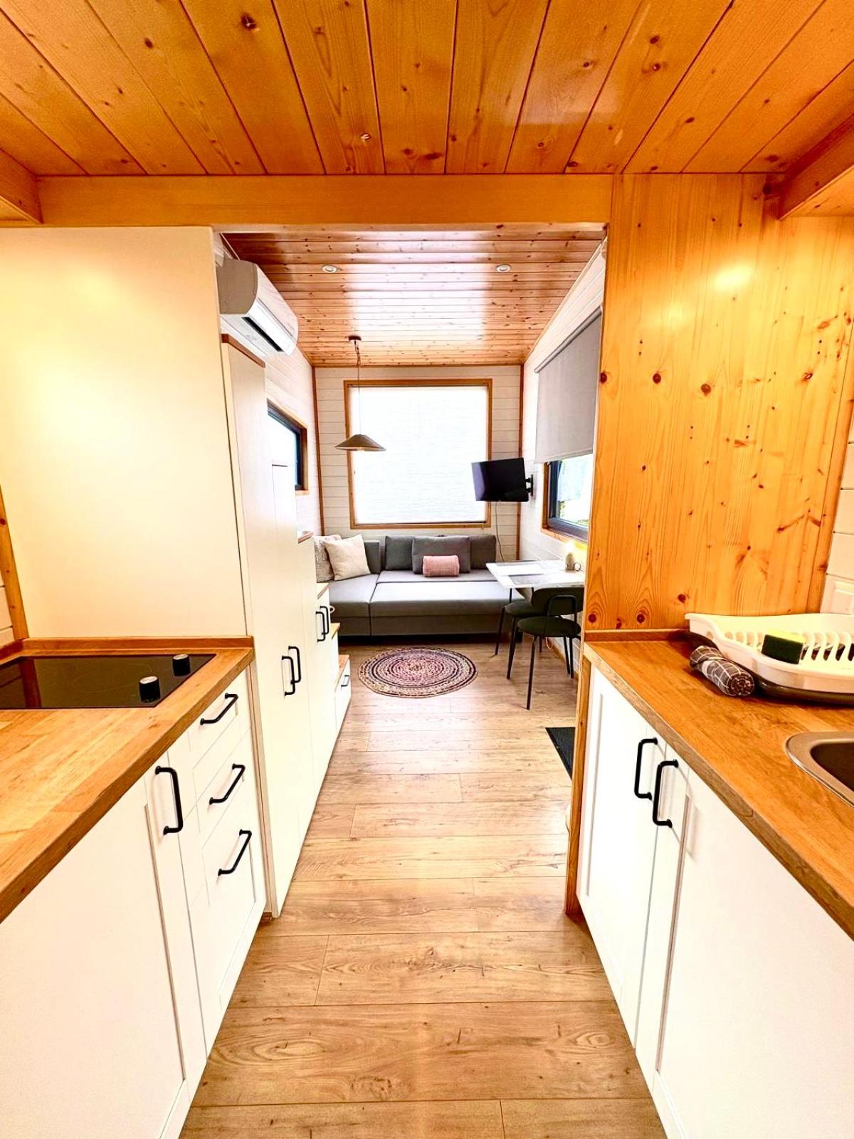 Cozy tiny house with jacuzzi , garden and free parking near Amsterdam