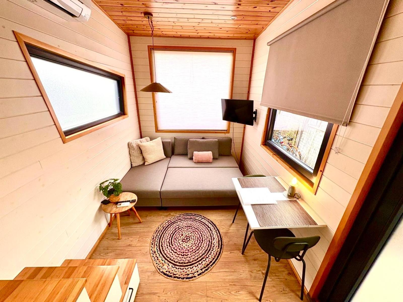 Cozy tiny house with jacuzzi , garden and free parking near Amsterdam