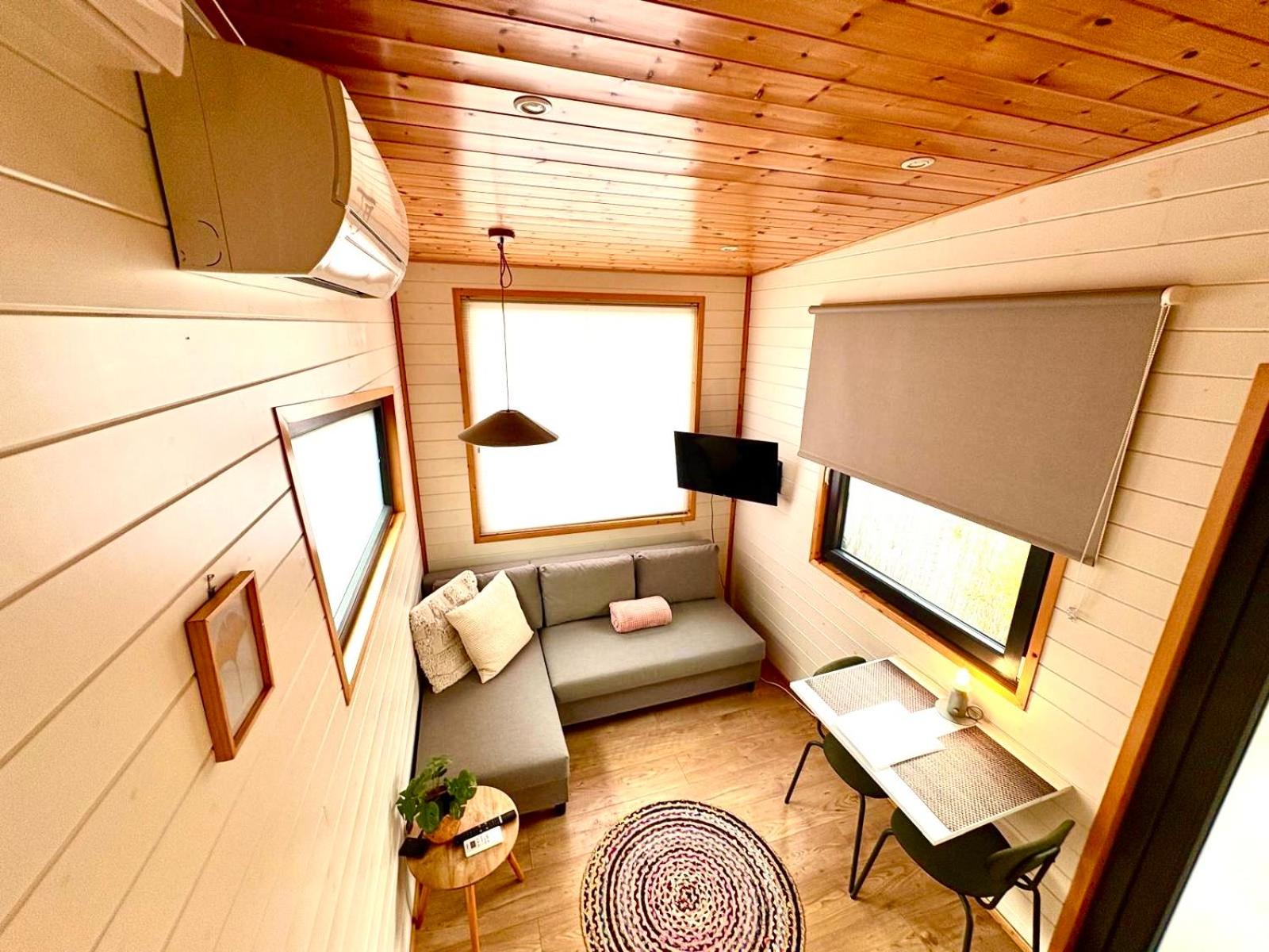 Cozy tiny house with jacuzzi , garden and free parking near Amsterdam
