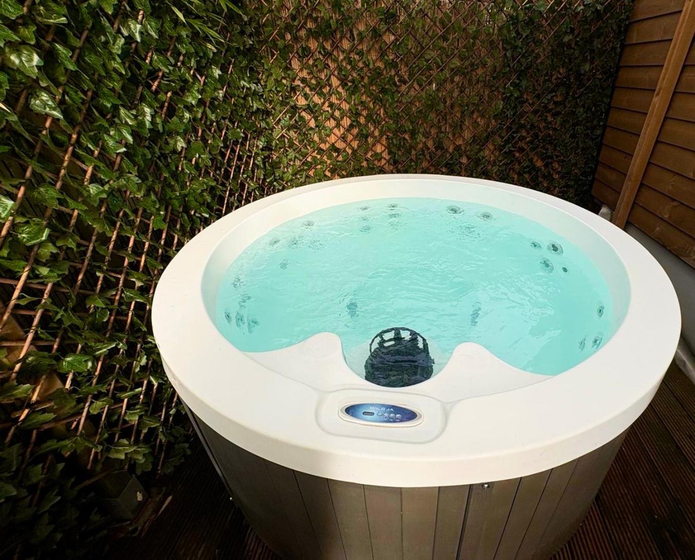 Cozy tiny house with jacuzzi , garden and free parking near Amsterdam