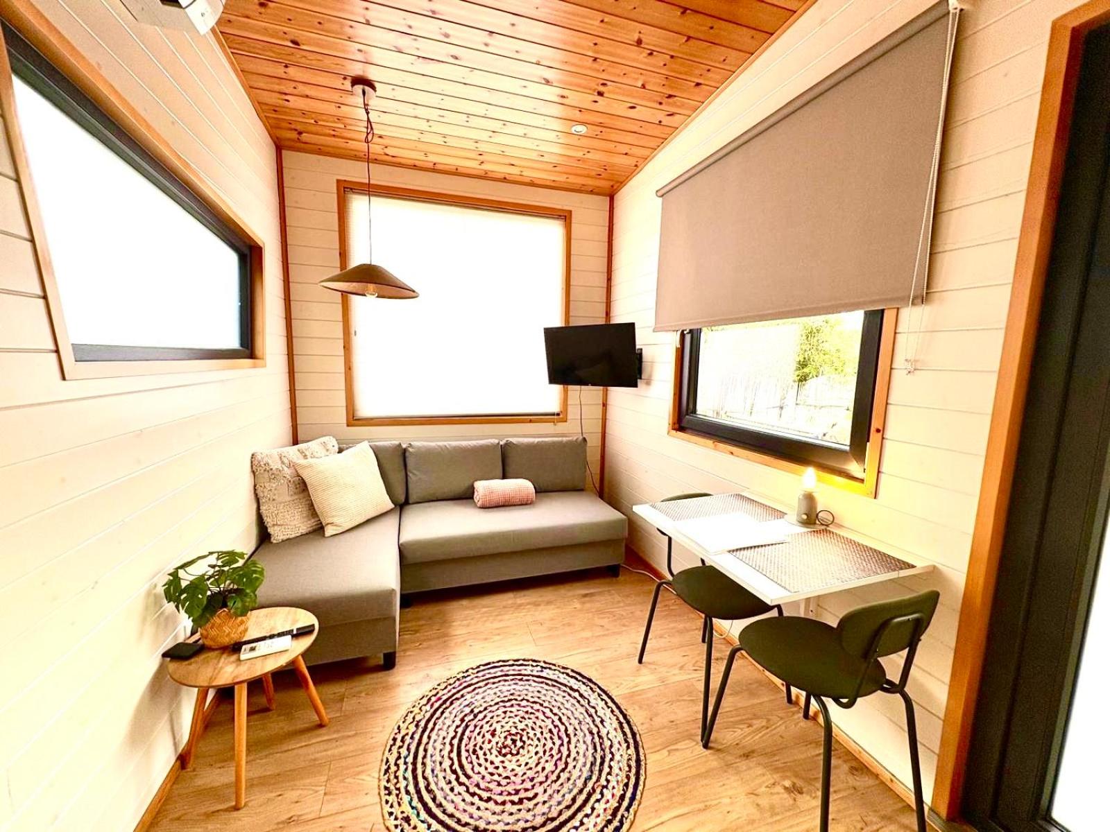 Cozy tiny house with jacuzzi , garden and free parking near Amsterdam