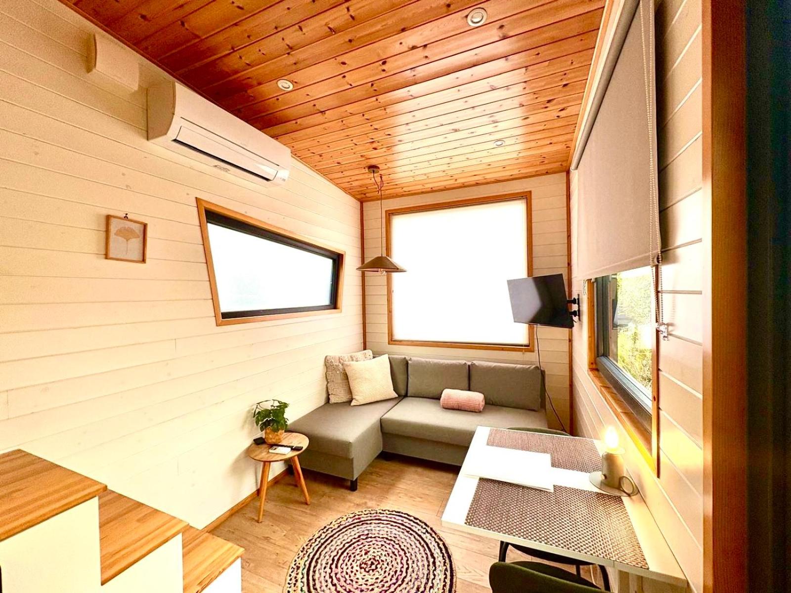 Cozy tiny house with jacuzzi , garden and free parking near Amsterdam