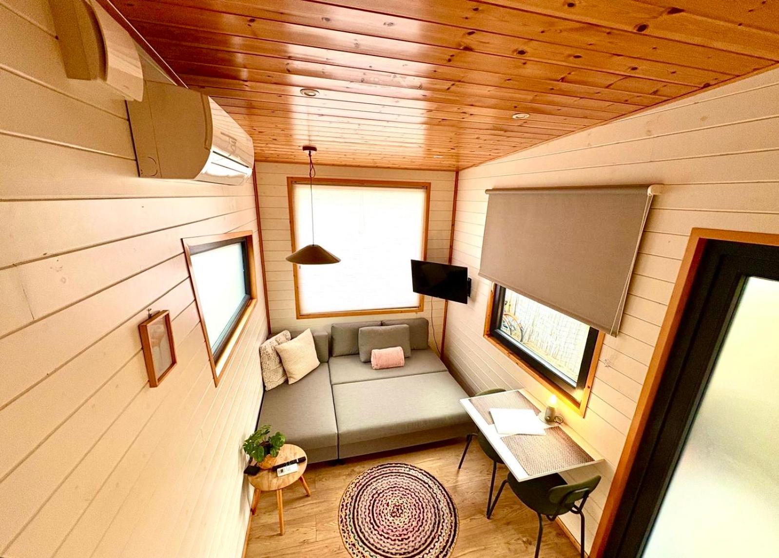 Cozy tiny house with jacuzzi , garden and free parking near Amsterdam