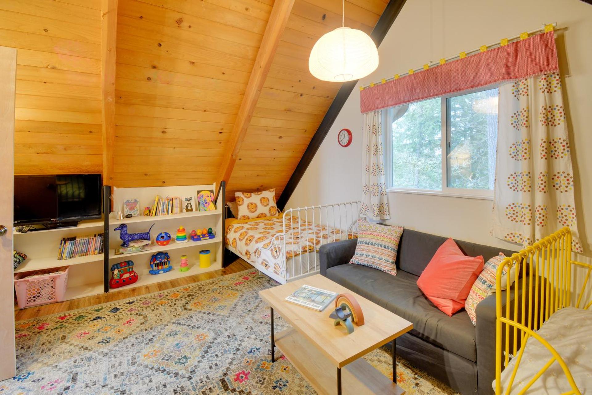 Coastal Cabin with Puget Sound and Rainier Views!