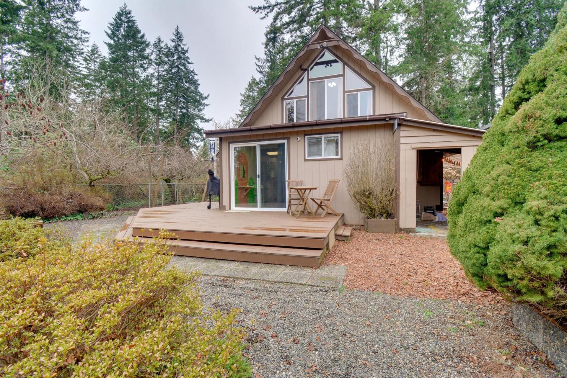Coastal Cabin with Puget Sound and Rainier Views!