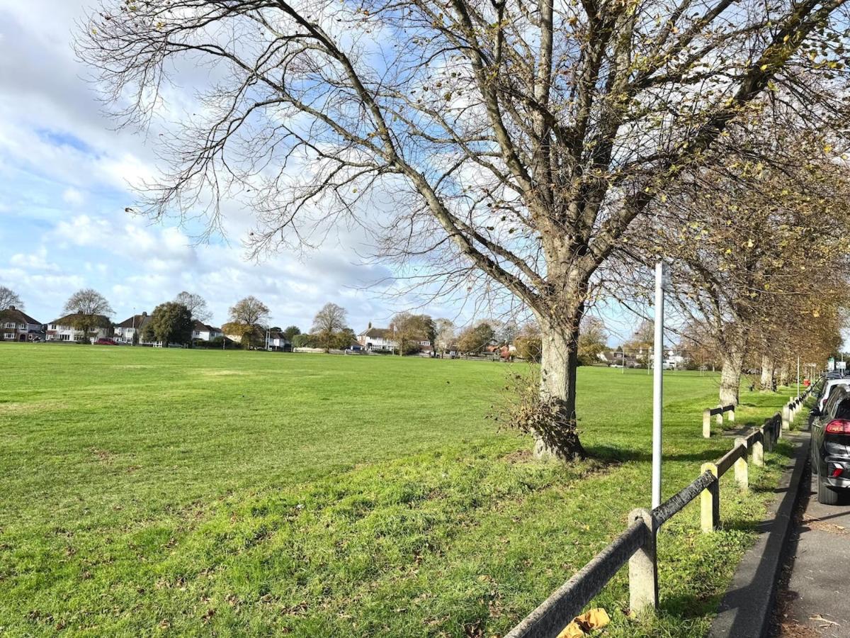Worthing - Garden Pad Studio with FREE on street PARKING