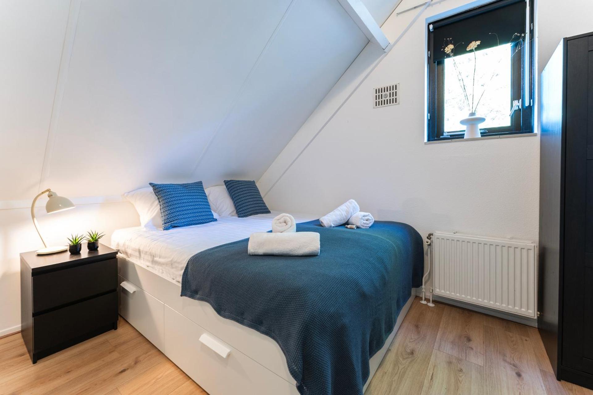 Family Villa with Garden & Lake Access