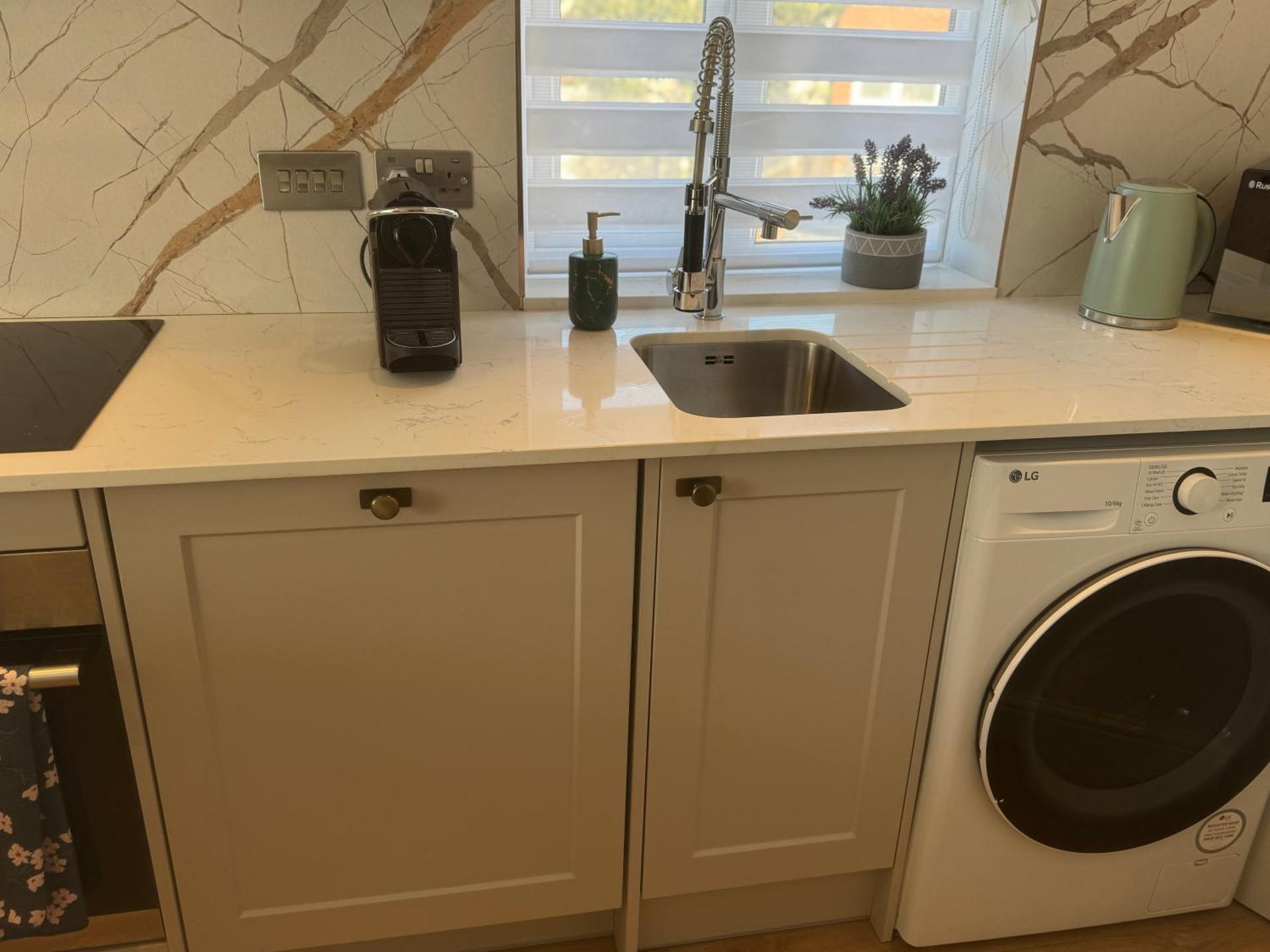 Sunny Bright Flat near South Park and OxfordBrooks