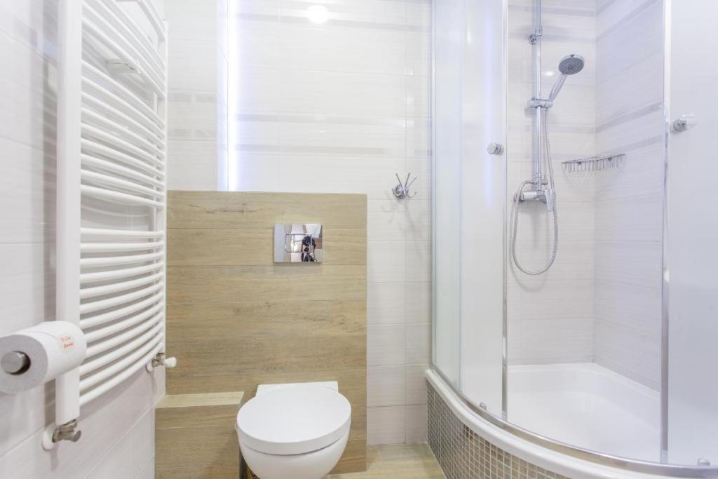 Villa Anna - Noclegi Rooms - FREE parking, taras, 1500m do Starówki