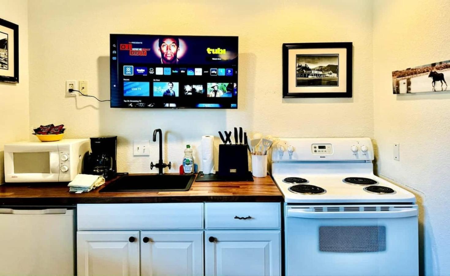 The Loose Moose Lodge #8 at Downtown Grand Lake