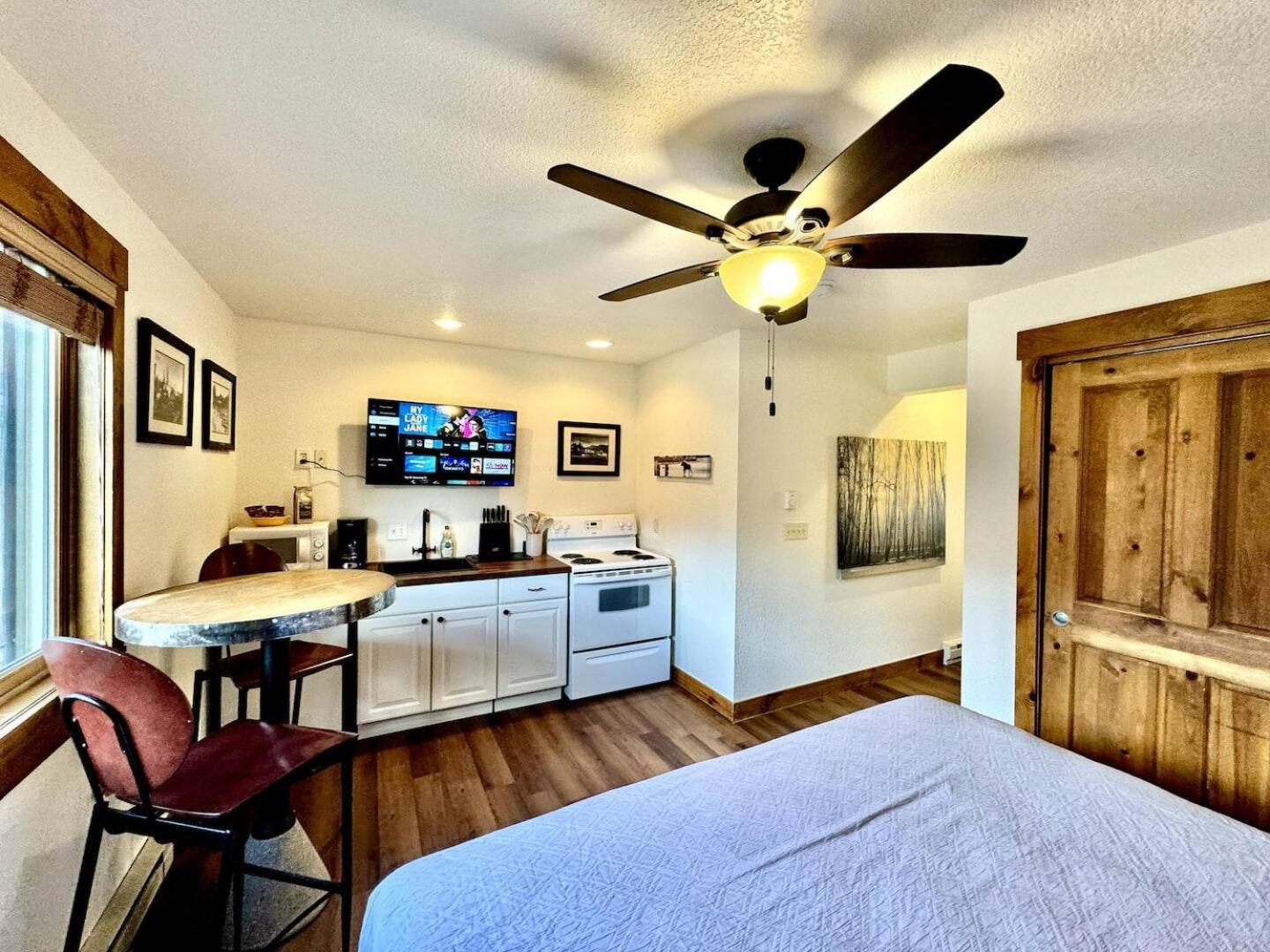 The Loose Moose Lodge #8 at Downtown Grand Lake