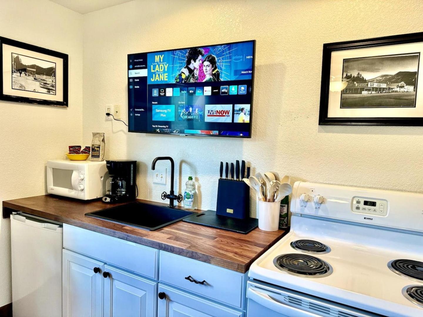 The Loose Moose Lodge #8 at Downtown Grand Lake