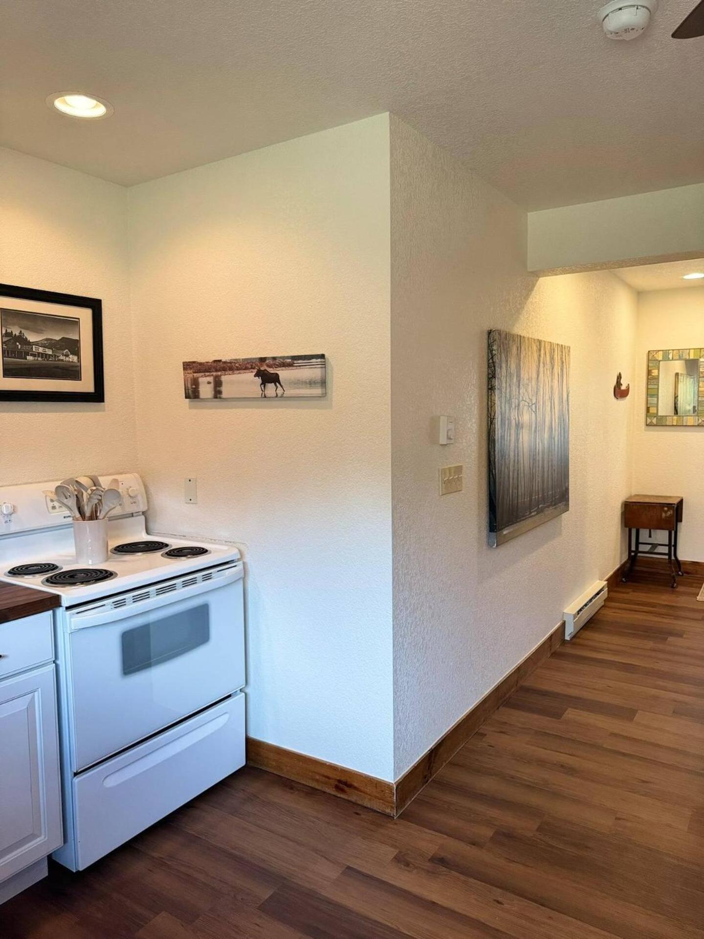 The Loose Moose Lodge #8 at Downtown Grand Lake