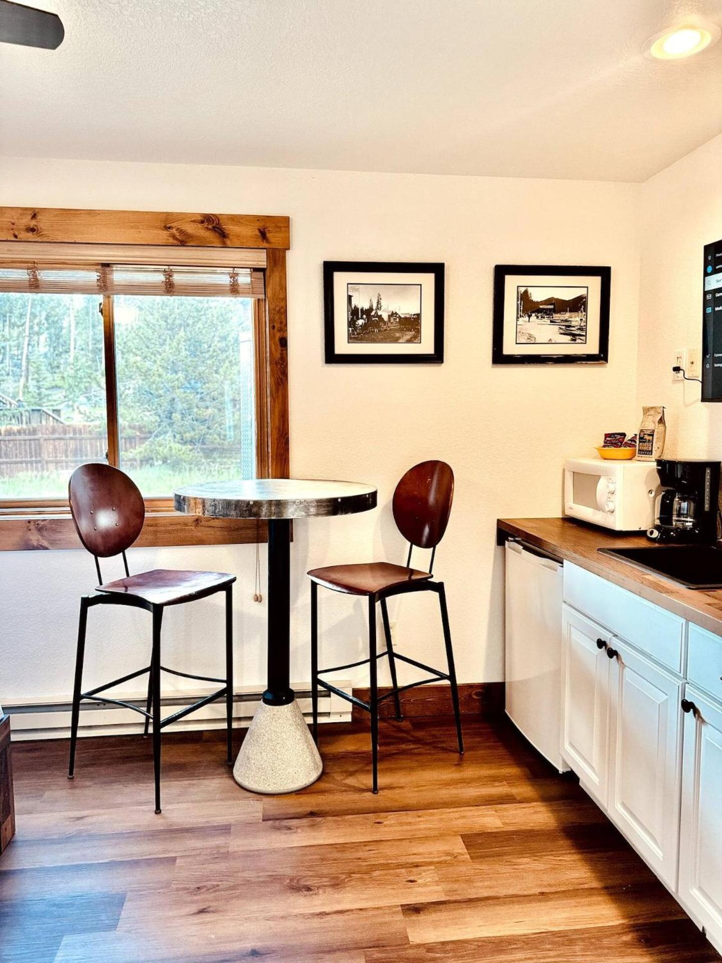 The Loose Moose Lodge #8 at Downtown Grand Lake