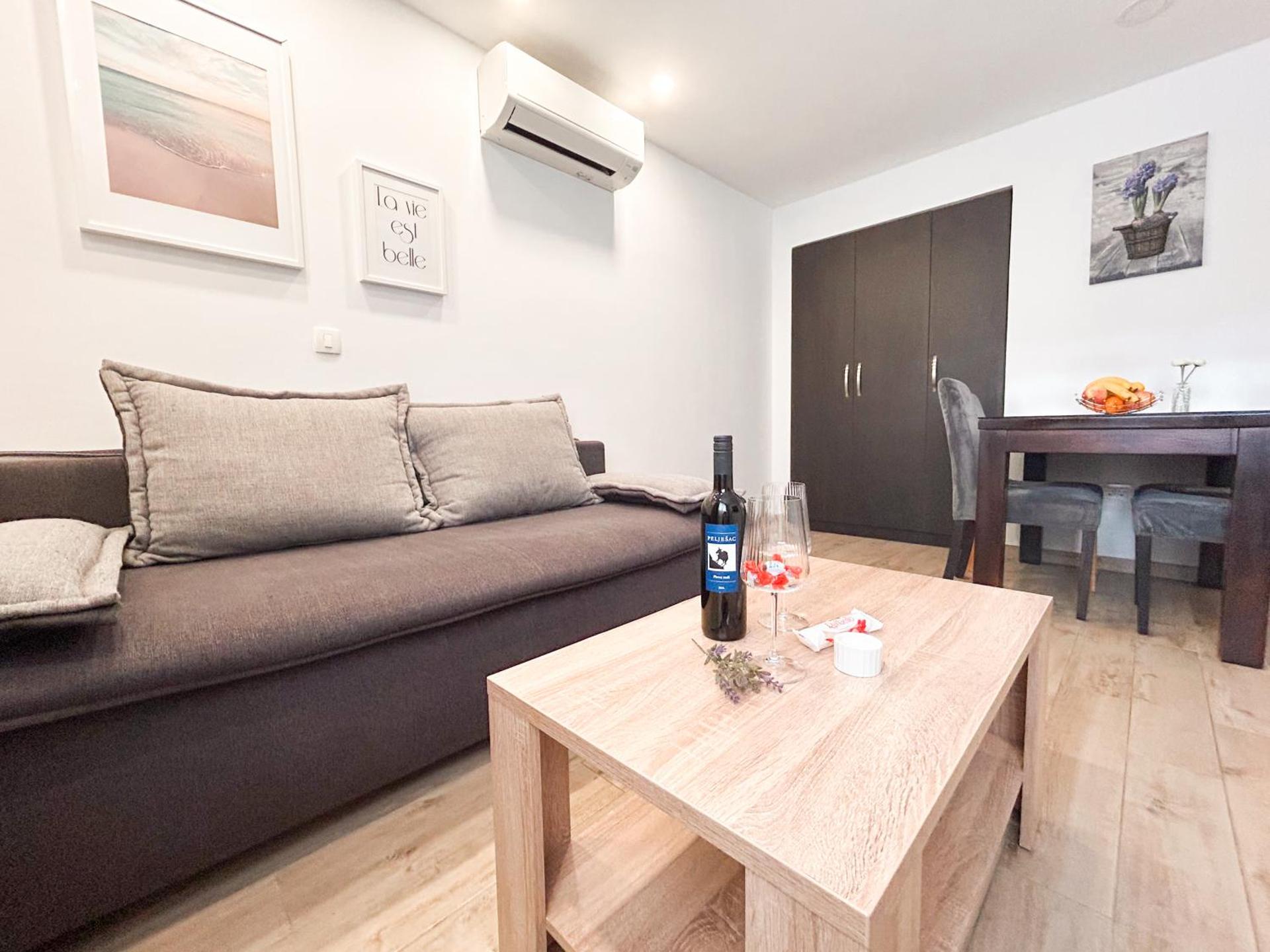 West Coast Split Modern Apartment by Marjan