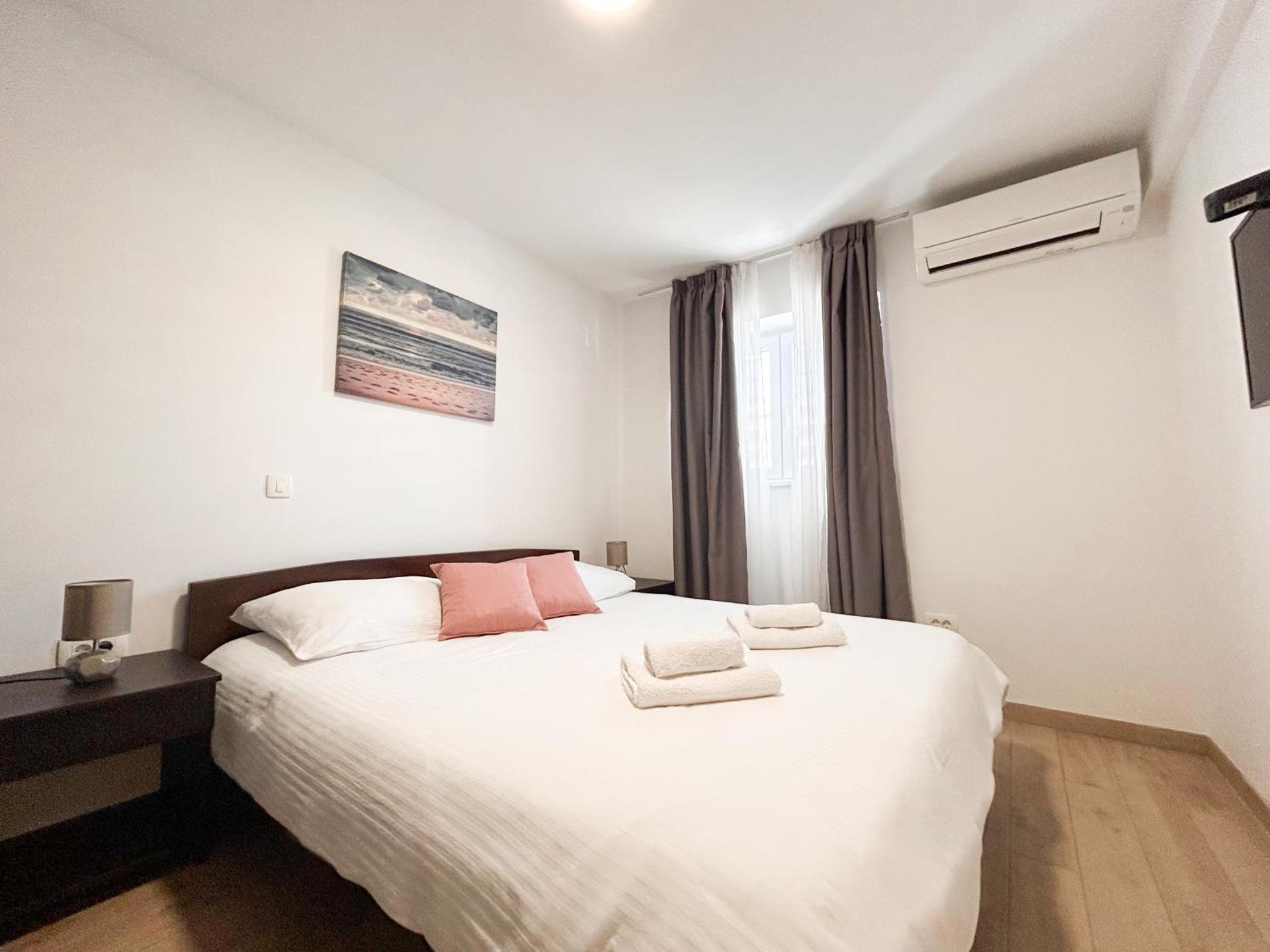 West Coast Split Modern Apartment by Marjan