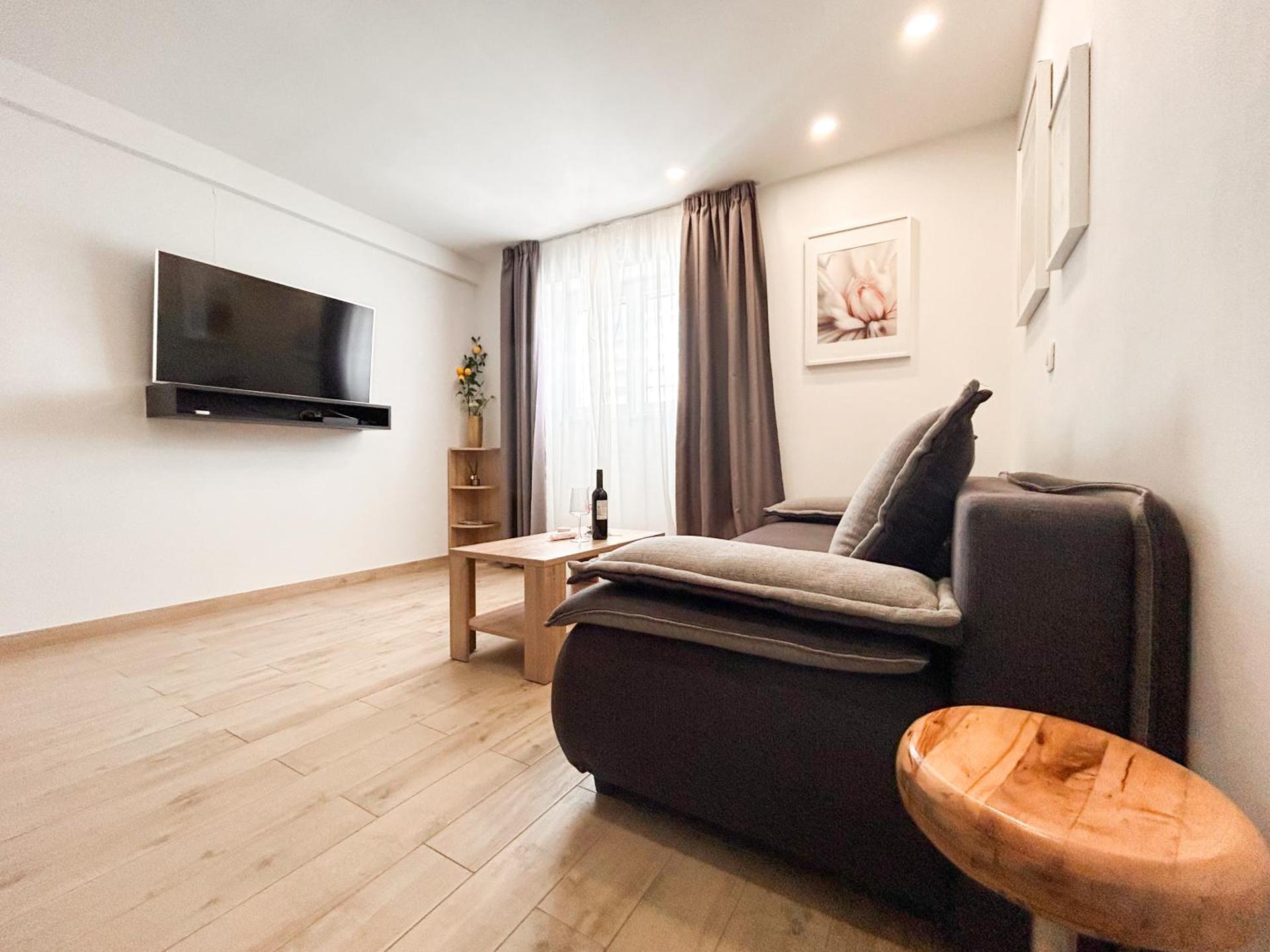 West Coast Split Modern Apartment by Marjan