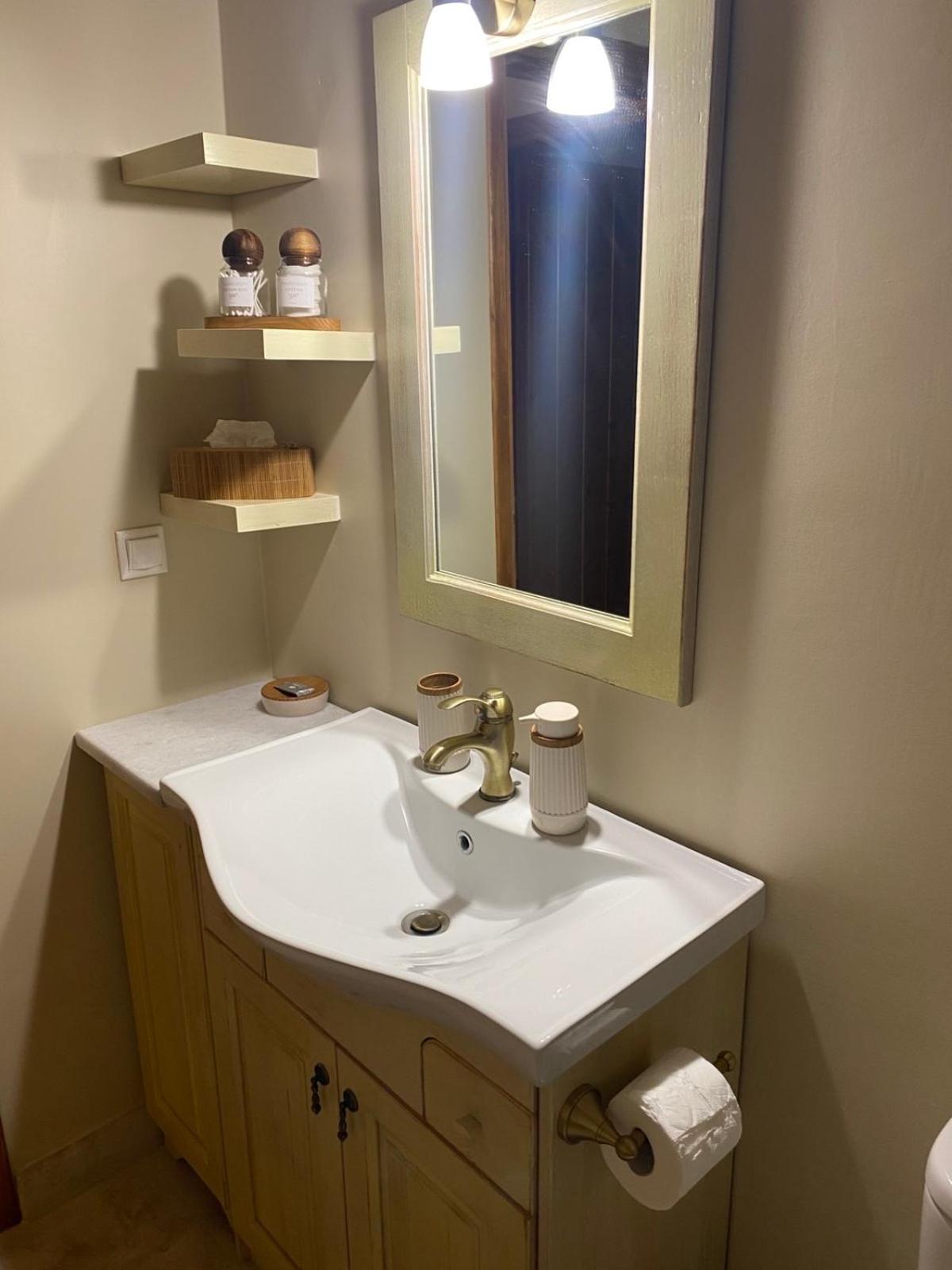 Cheerful 3 bedroom cottage with indoor fireplace