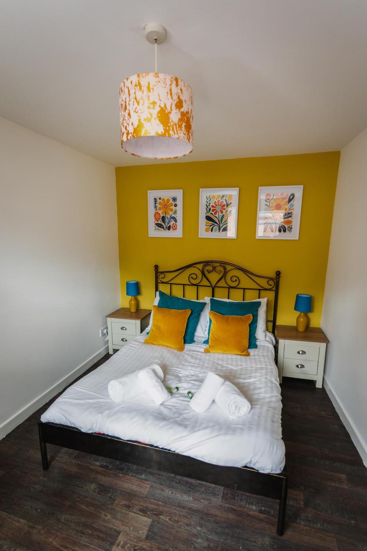 Spacious 5 Family Rooms House By Shropshire Escapes Short Lets & Serviced Accommodation Shrewsbury With Free WiFi
