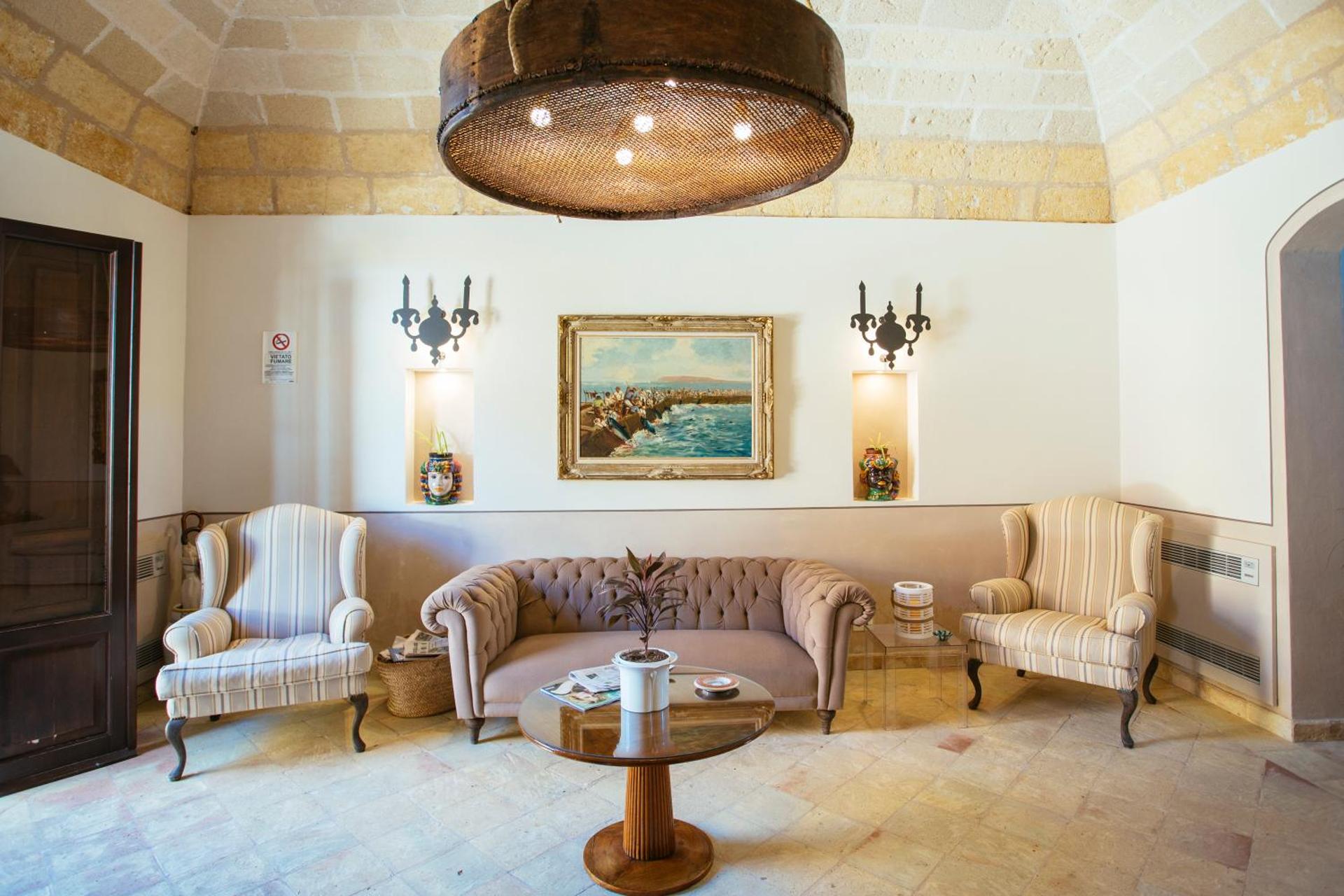 Communal lounge/ TV room