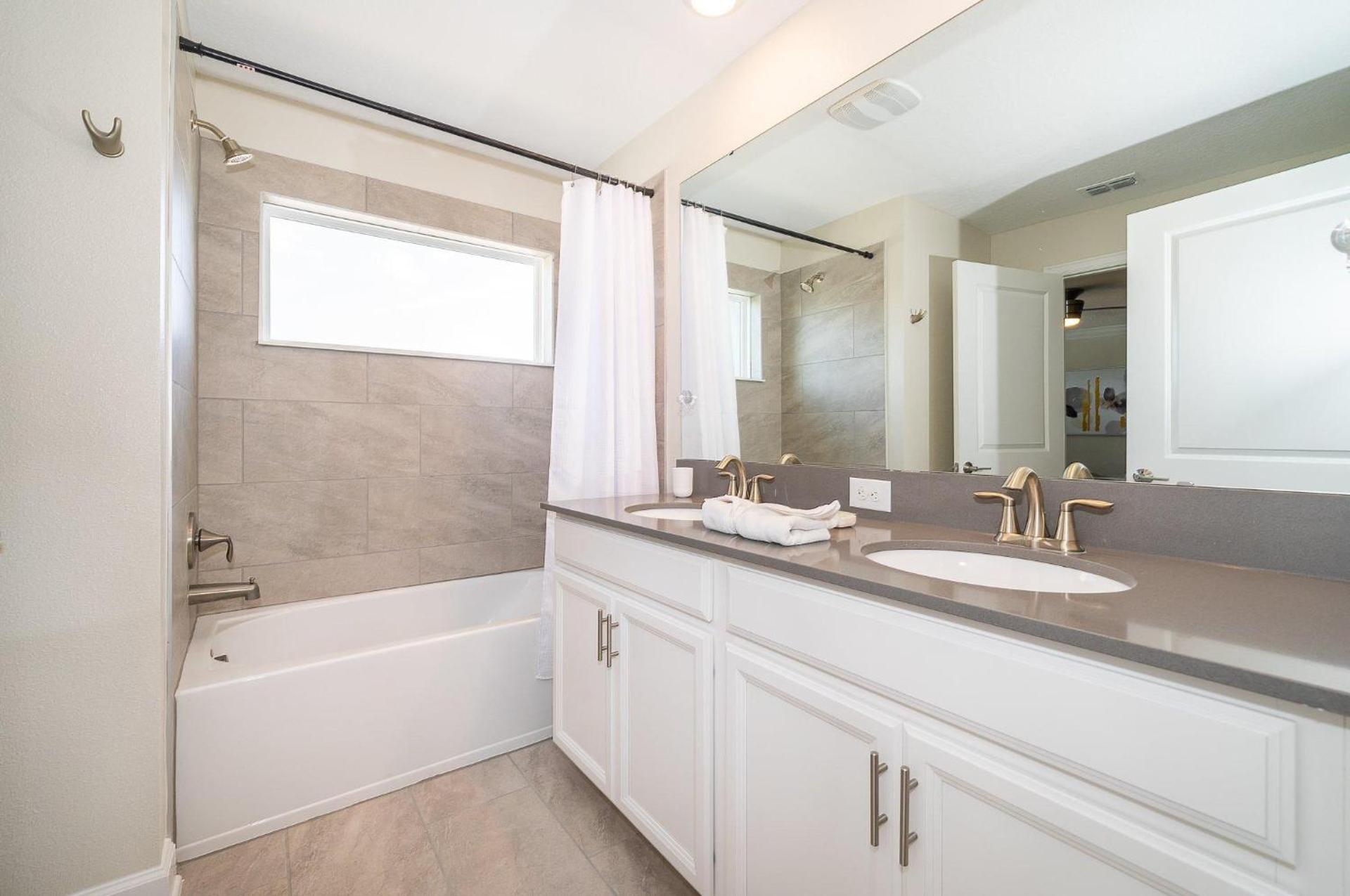 2921DH TOWNHOUSE 4 BEDROOMS & 3 BATHROOMS + POOL