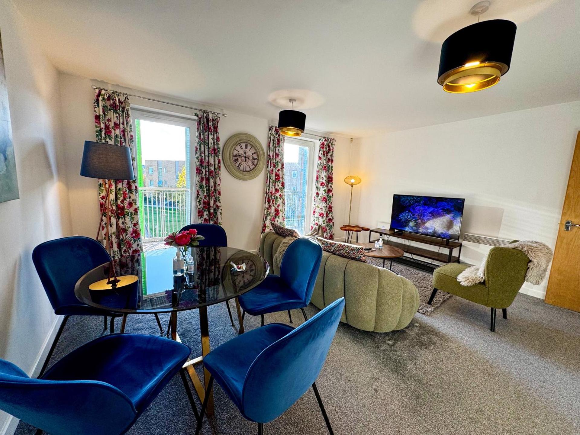 Blueberry Tree Apartment with Balcony by TrainStation