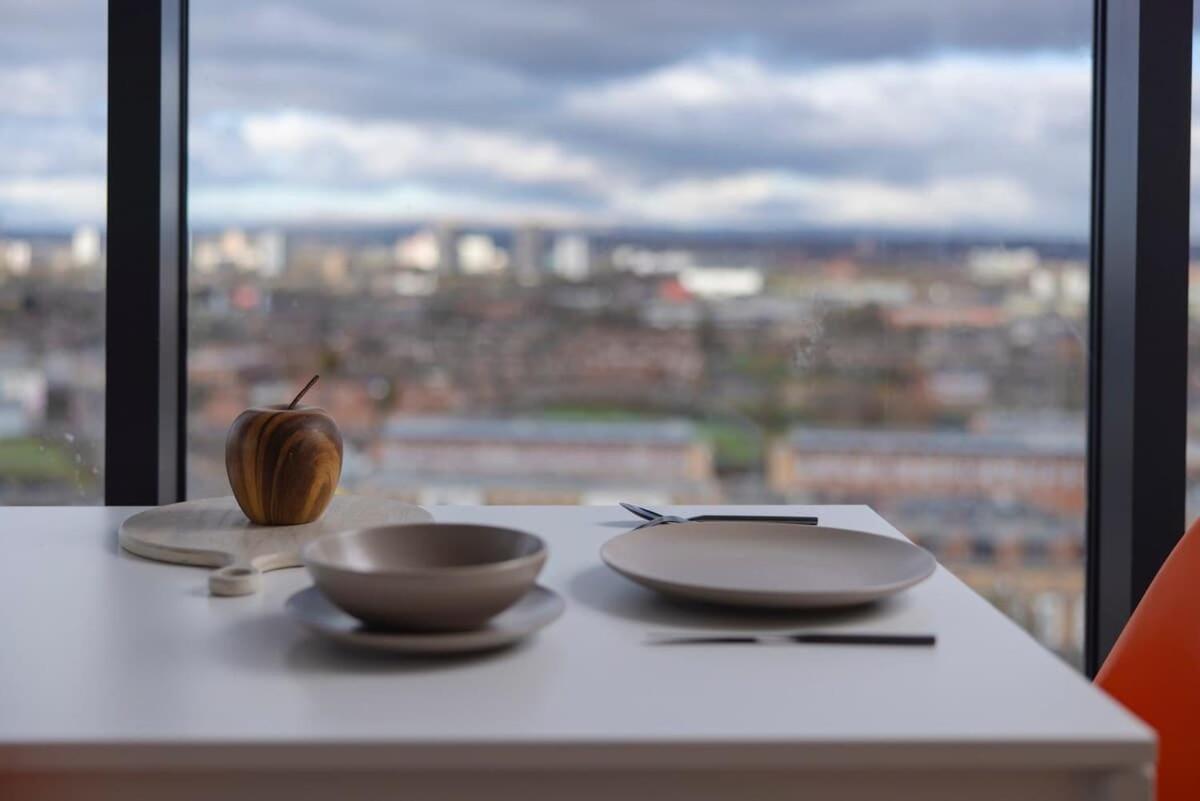 2 bed ensuite with fantastic night view and Old Trafford Stadium