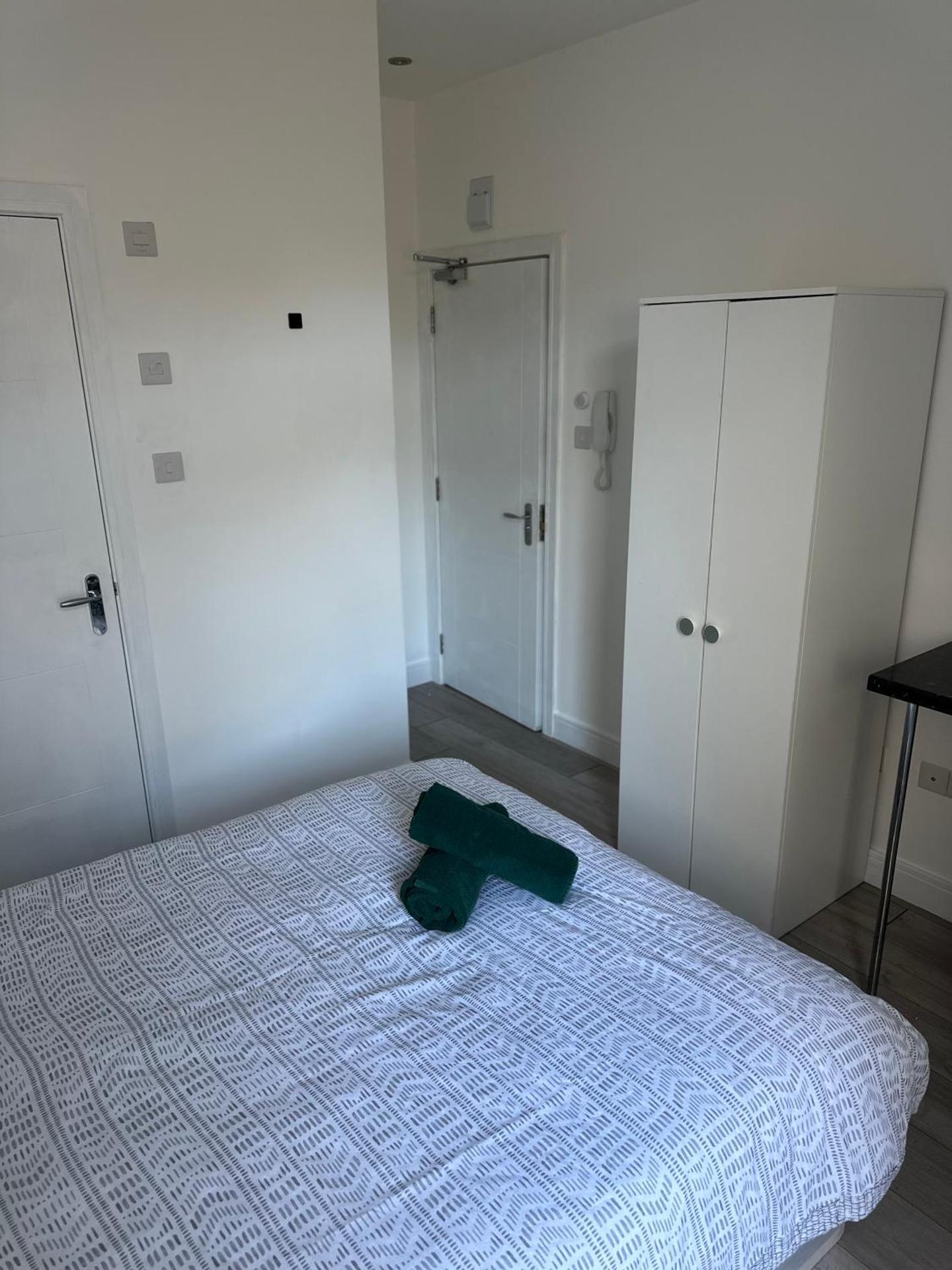 Comfort Stays East Croydon Station