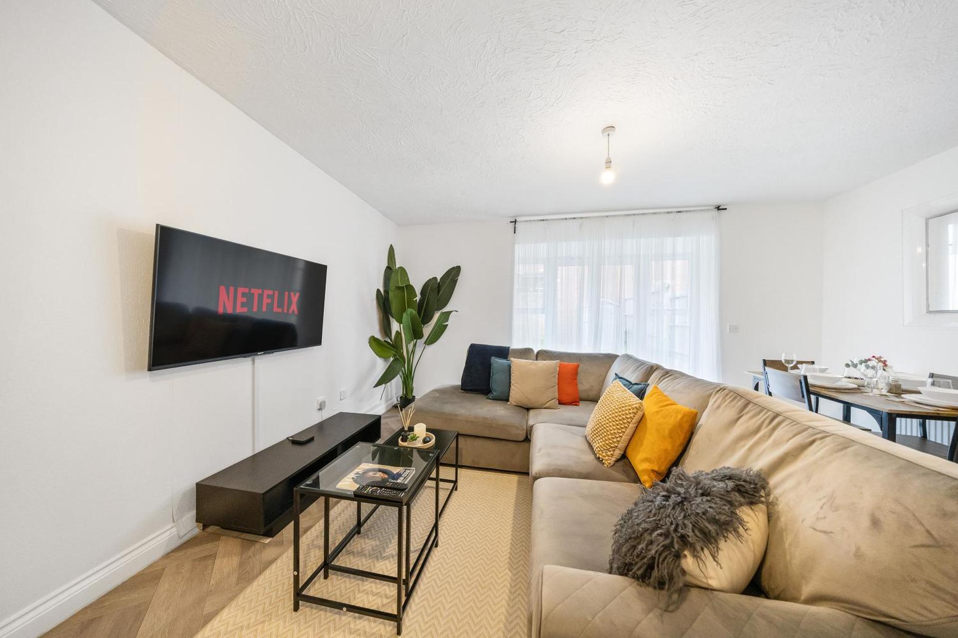 Cozy 2 Bedroom House with Driveway Parking & Garden