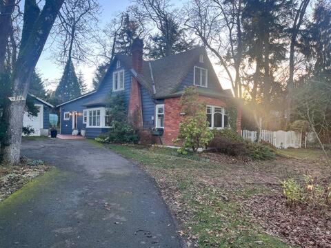 Charming Victoria Character Home-Pet Friendly