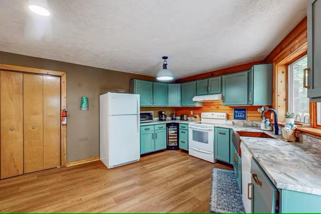 Cozy Log Cabin Near Ski Area and Lake including Hot Tub