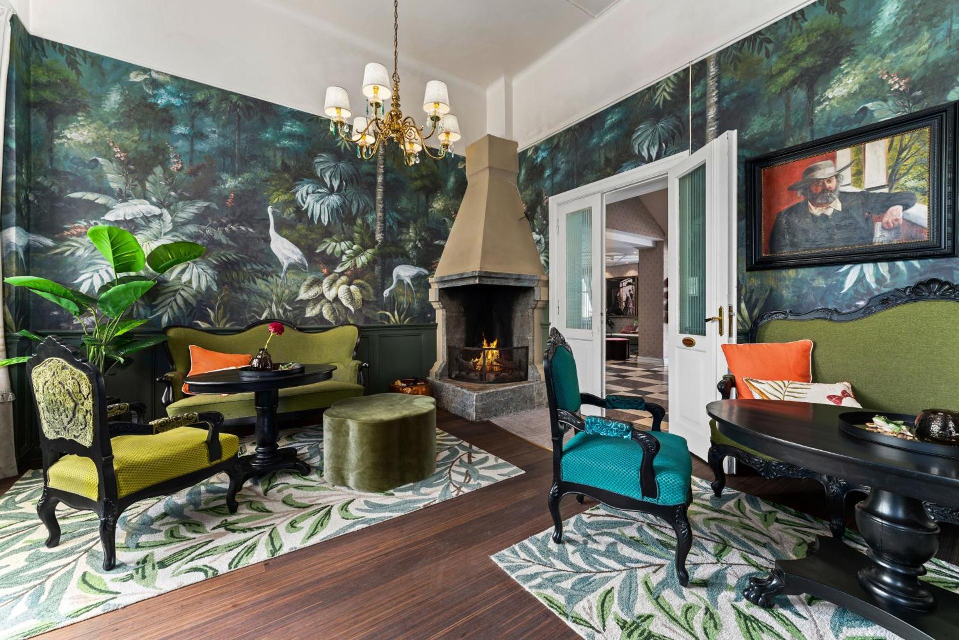 Communal lounge/ TV room