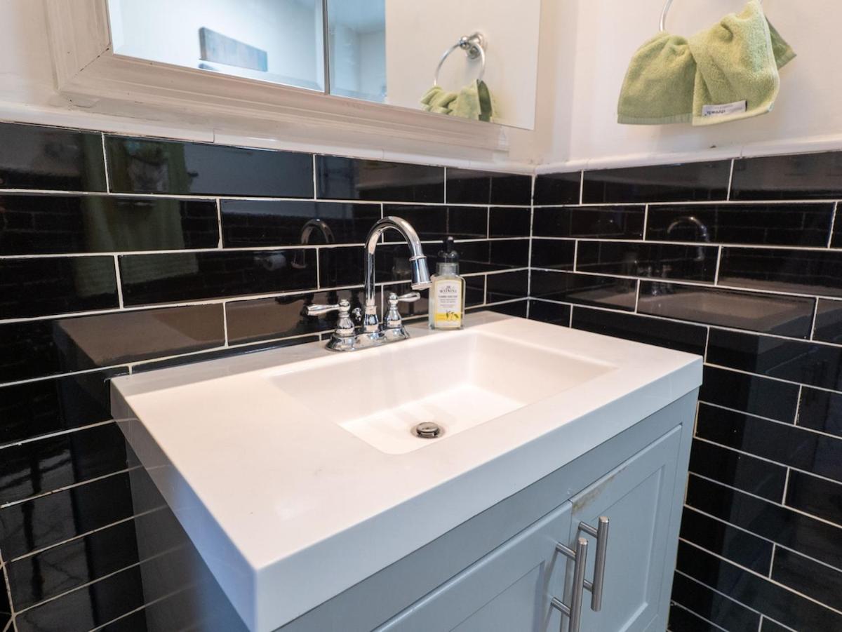 New 3 BR Apt in Elizabeth Railroad Style Path Train Bus Hospital EWR Airport NJ Manhattan NYC