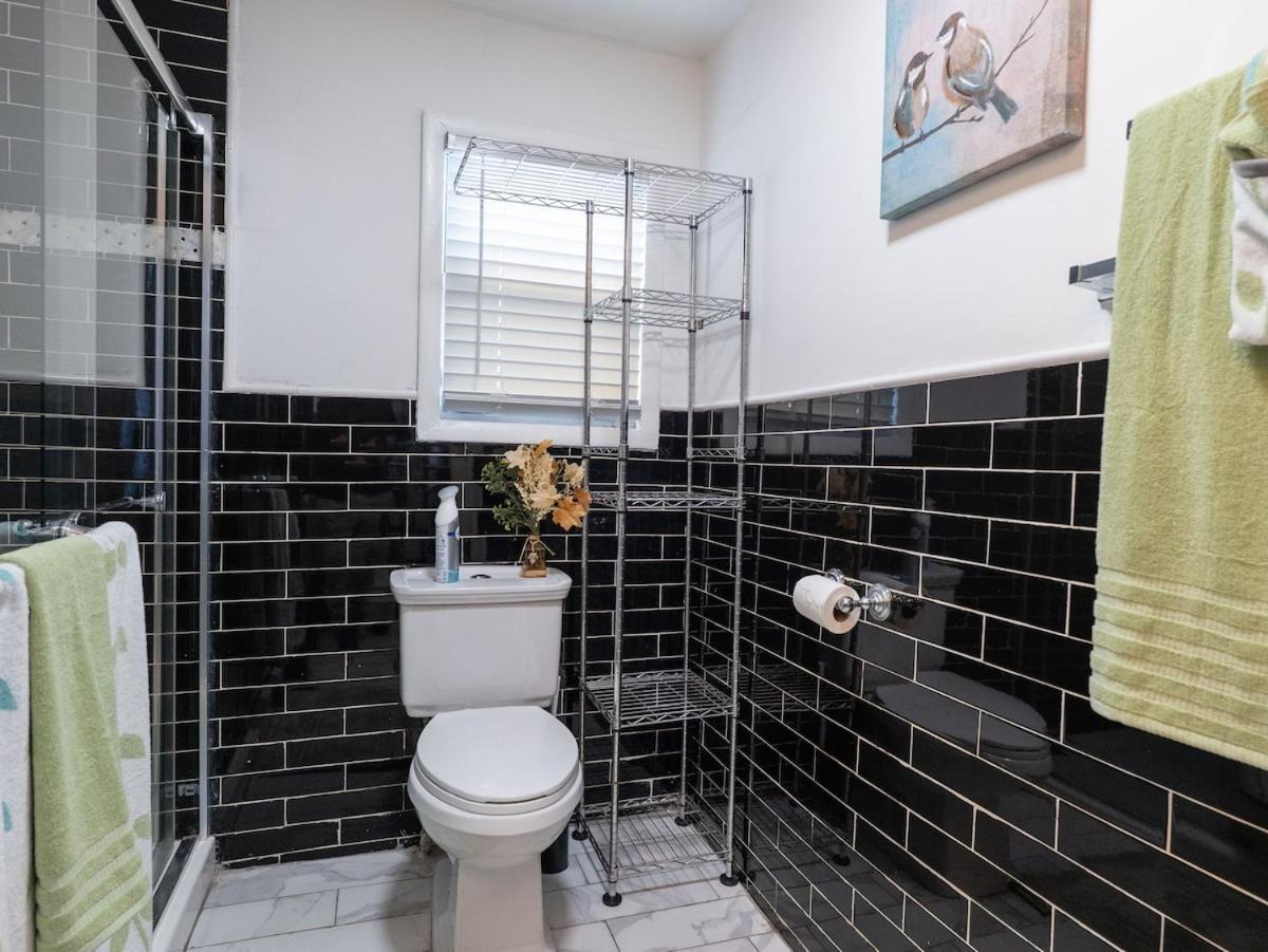 New 3 BR Apt in Elizabeth Railroad Style Path Train Bus Hospital EWR Airport NJ Manhattan NYC