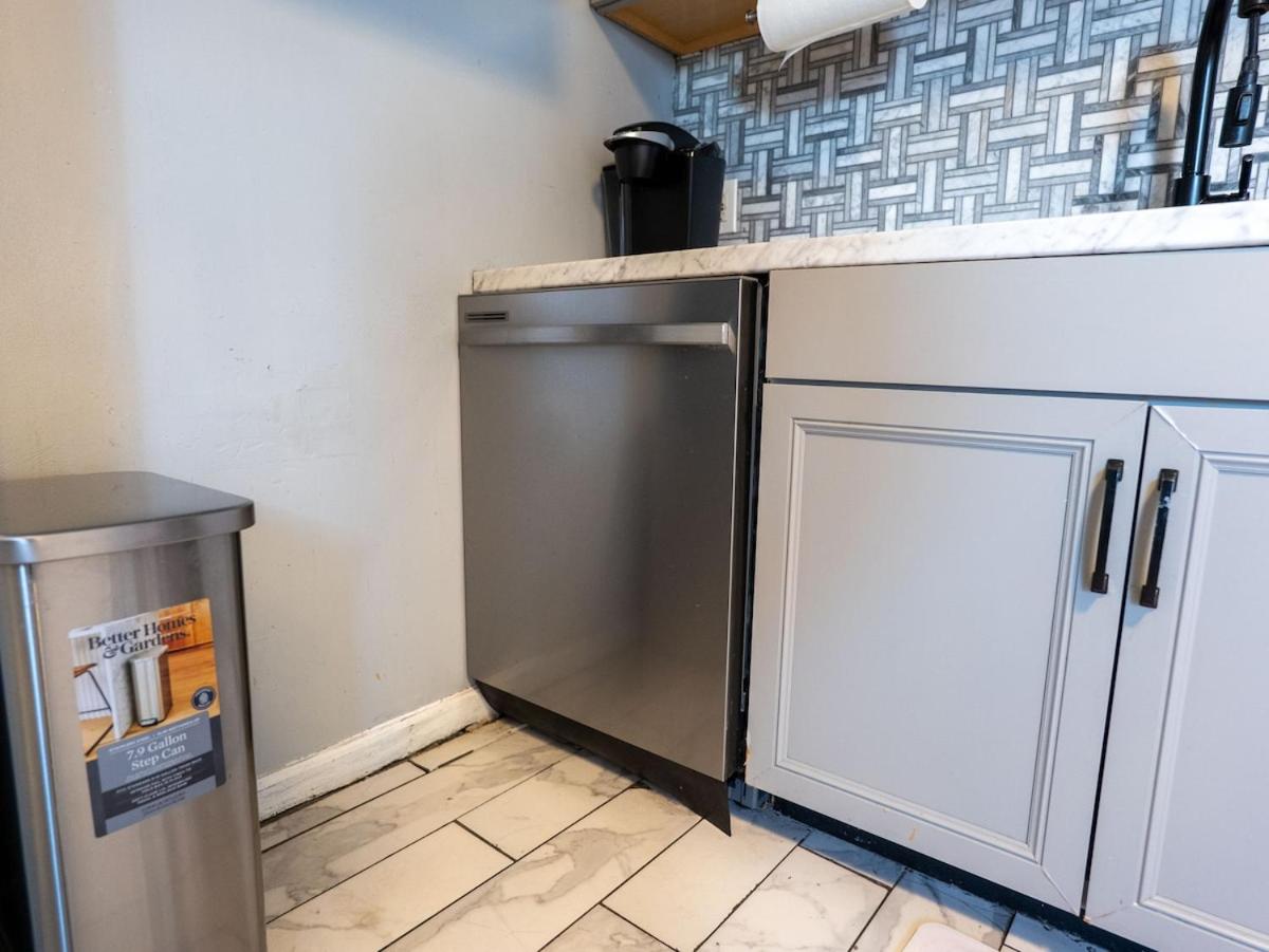 New 3 BR Apt in Elizabeth Railroad Style Path Train Bus Hospital EWR Airport NJ Manhattan NYC