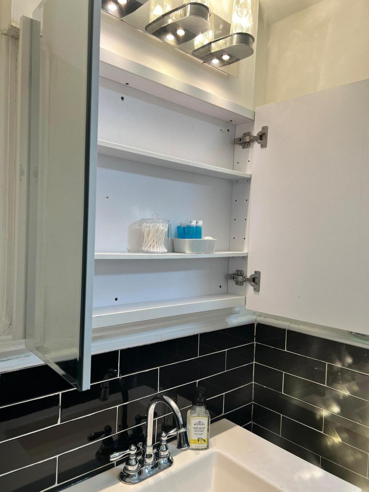 New 3 BR Apt in Elizabeth Railroad Style Path Train Bus Hospital EWR Airport NJ Manhattan NYC