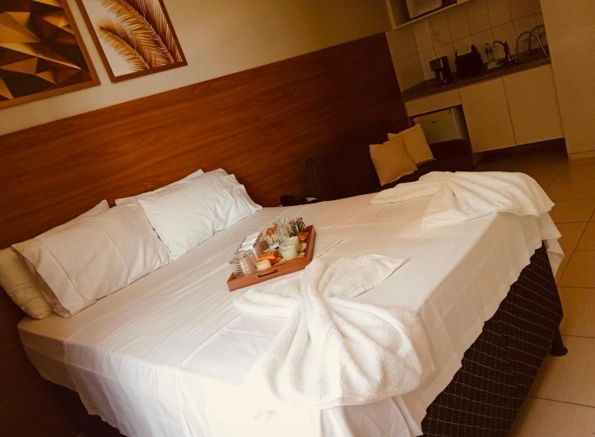 Suíte luxo com tela de cinema no América Towers Studio Residence