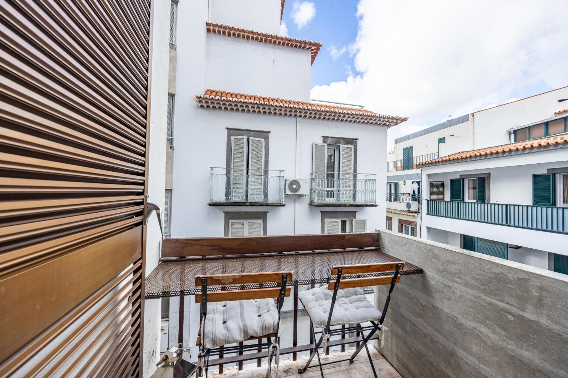 Central Funchal Apartment - GARDEN - Free Parking & AC